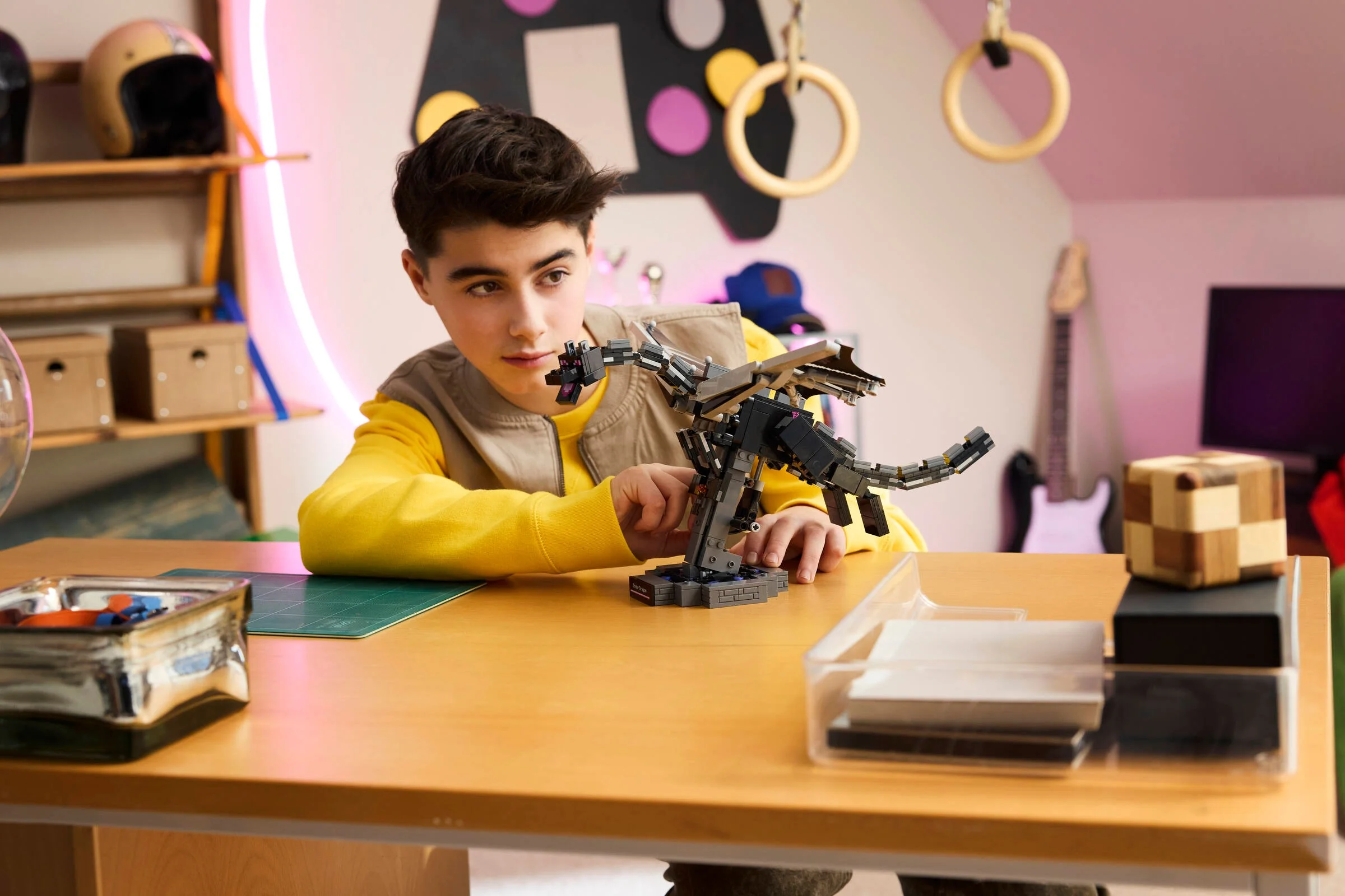 Băiat construind dragonul Ender LEGO Minecraft. Model detaliat, aspect captivant.