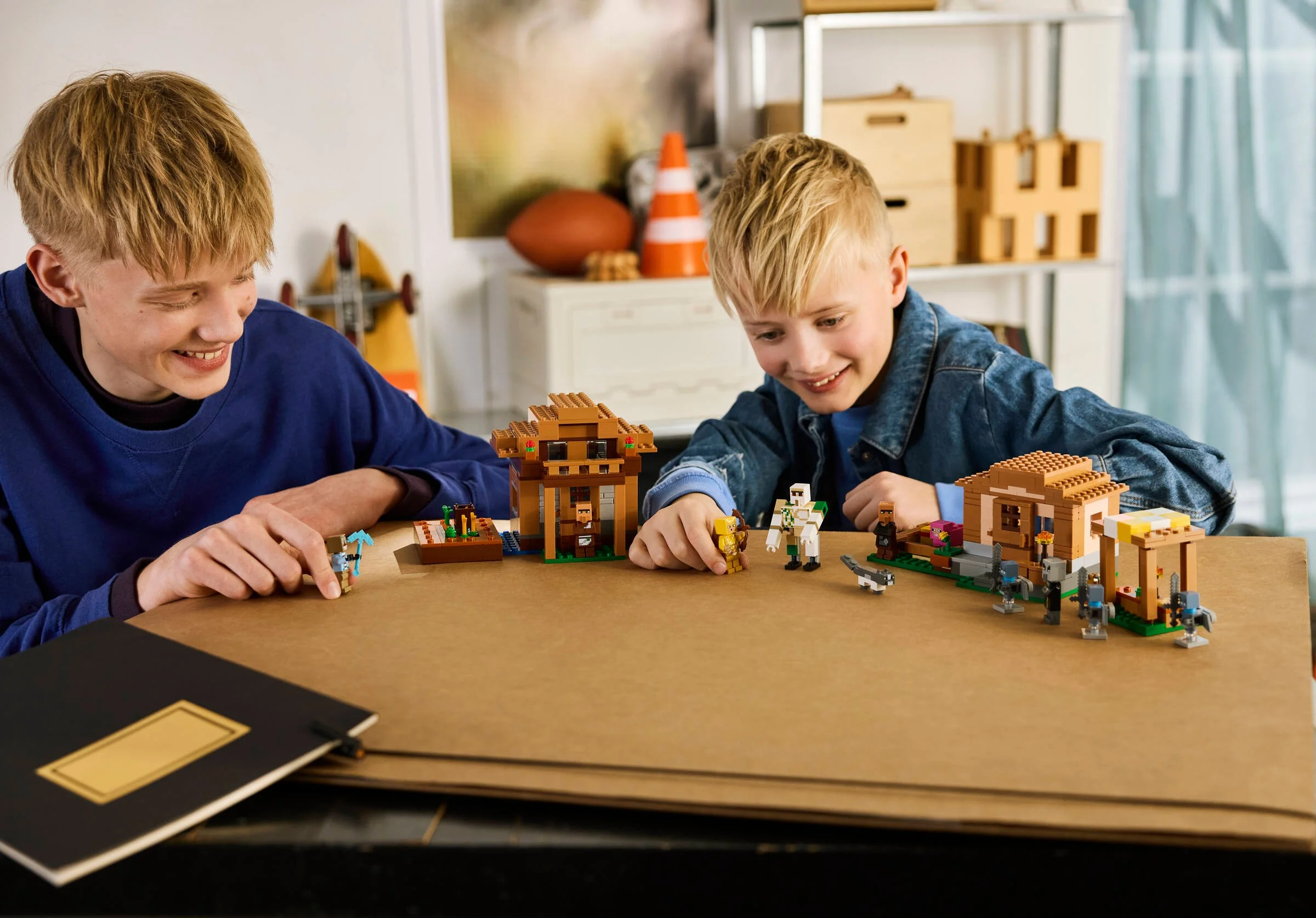Doi copii se joacă cu setul LEGO Minecraft Evoker Village Attack. Distracție și aventură Minecraft!