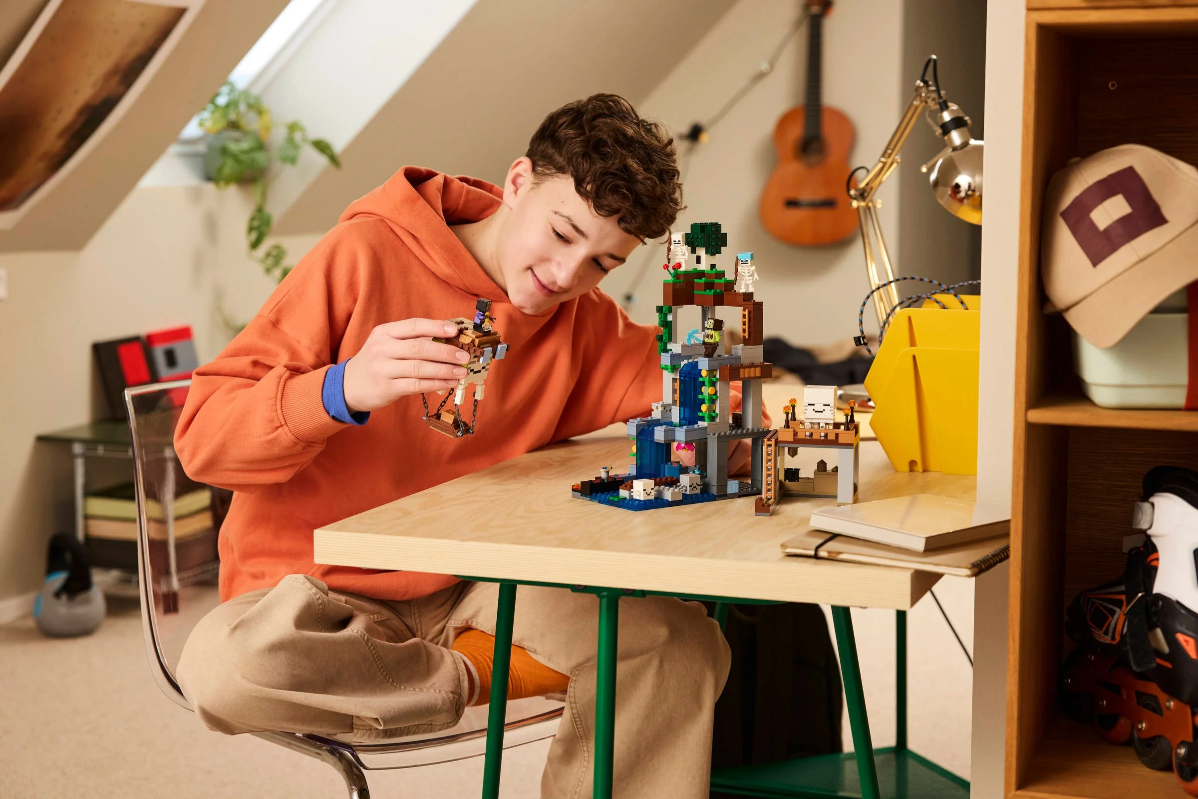 Un copil asamblând setul LEGO Minecraft 21597 Ghast Station. Concentrare și creativitate.