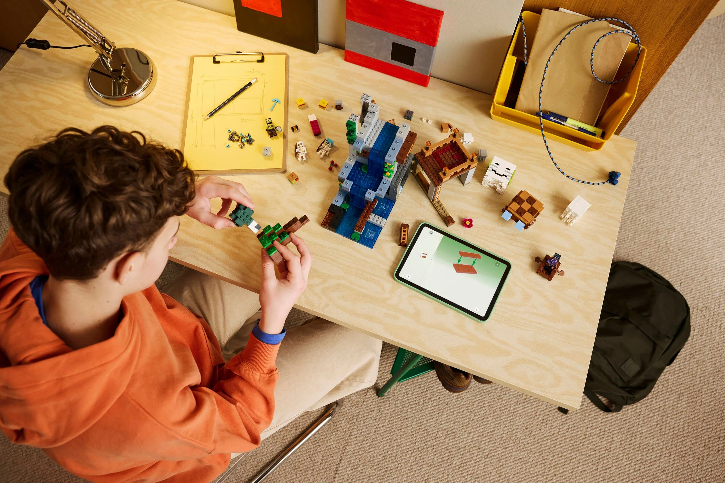 Copil construind setul LEGO Minecraft Ghast Station. Asamblare creativă, joacă interactivă.
