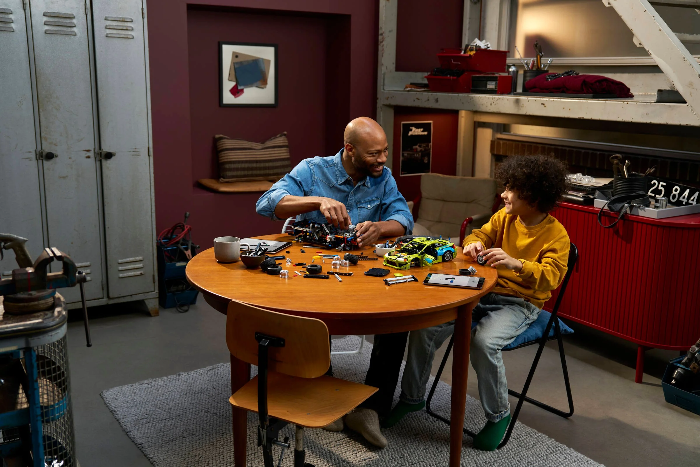 Un tată și un fiu construiesc împreună mașina Mitsubishi Eclipse LEGO Technic.