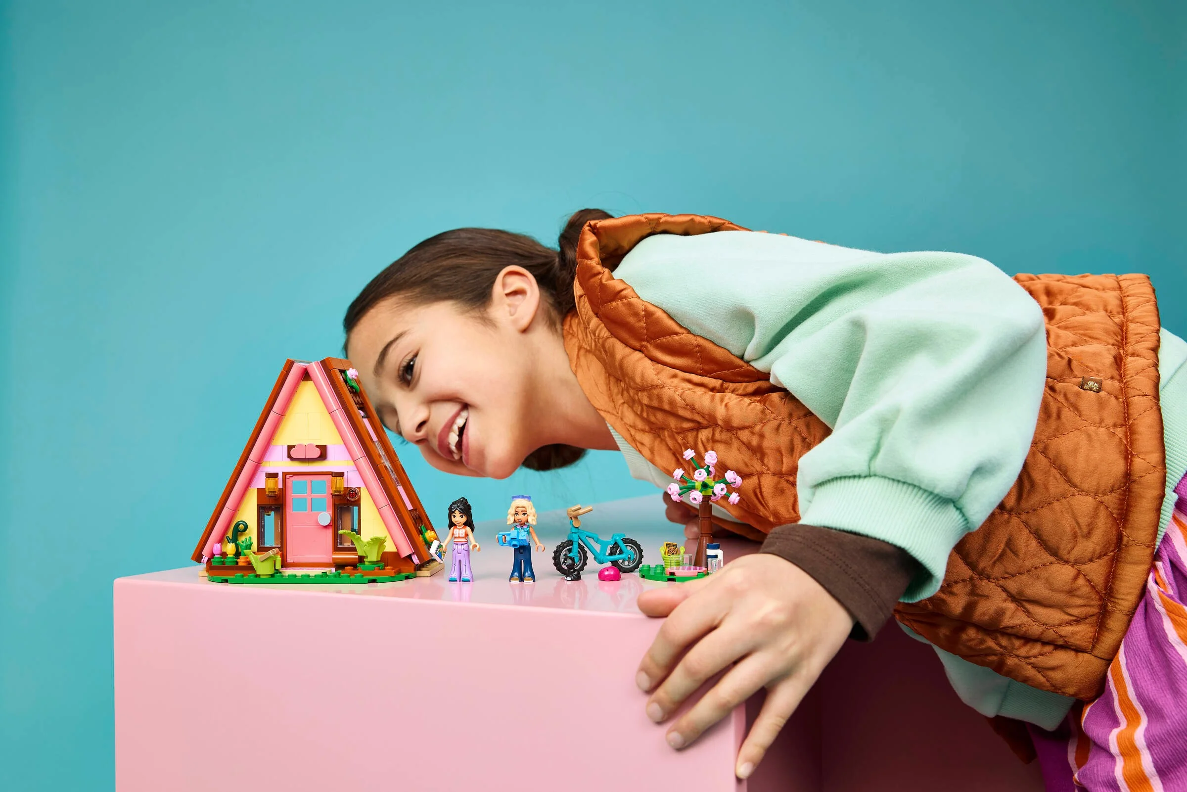 Cabana de glamping și minifigurinele LEGO Friends, prezentate într-o scenă vibrantă.