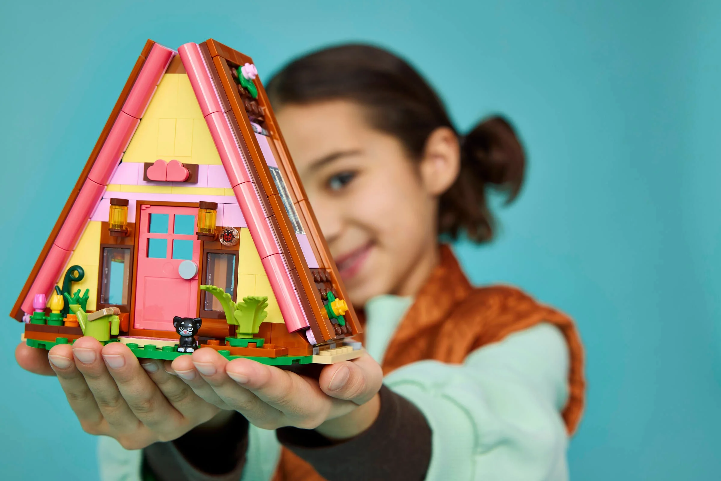 Cabină drăguță de glamping, prezentată de un copil. Un set minunat LEGO Friends!
