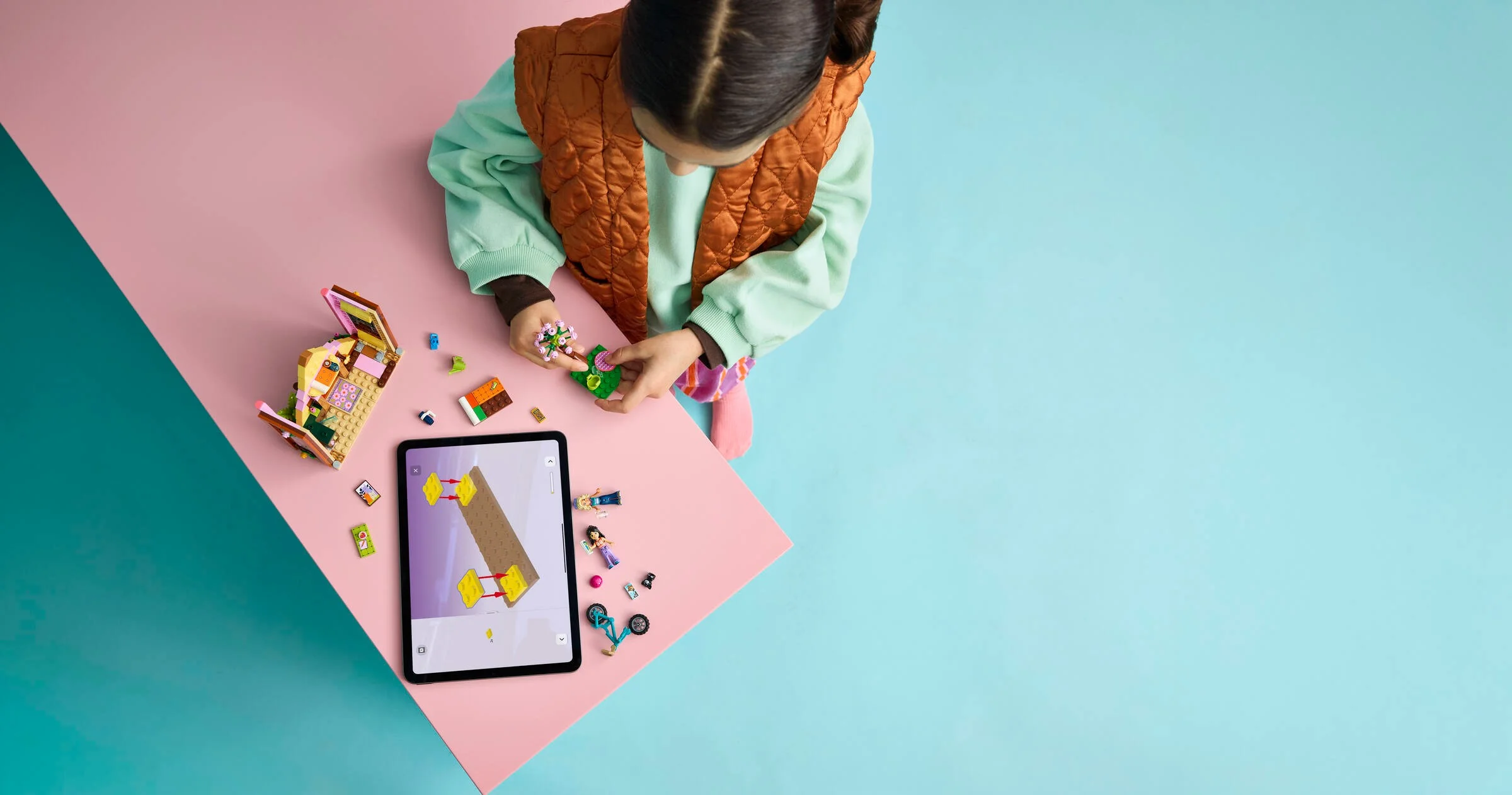 O fată construiește setul LEGO 42682, ghidată de instrucțiuni pe tabletă.
