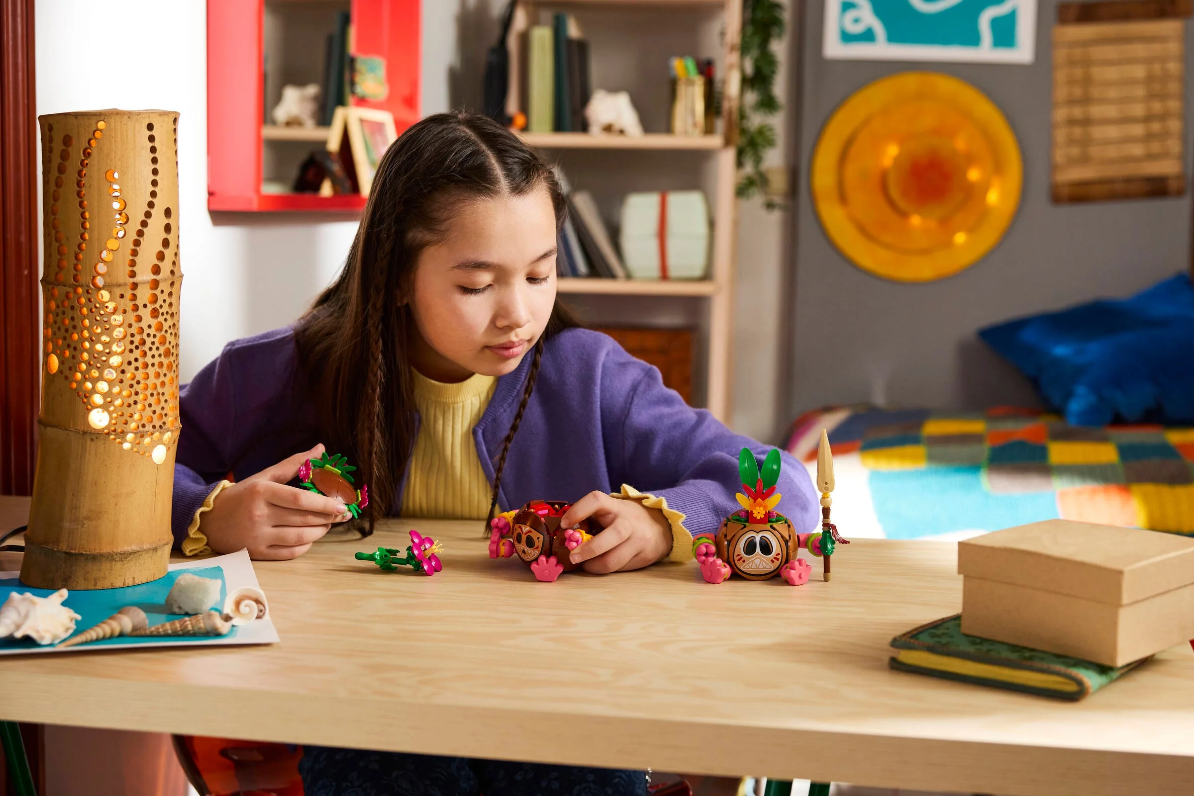 Fată construind Kakamora LEGO 43293. Imagine lifestyle, prim plan cu modelul construit.