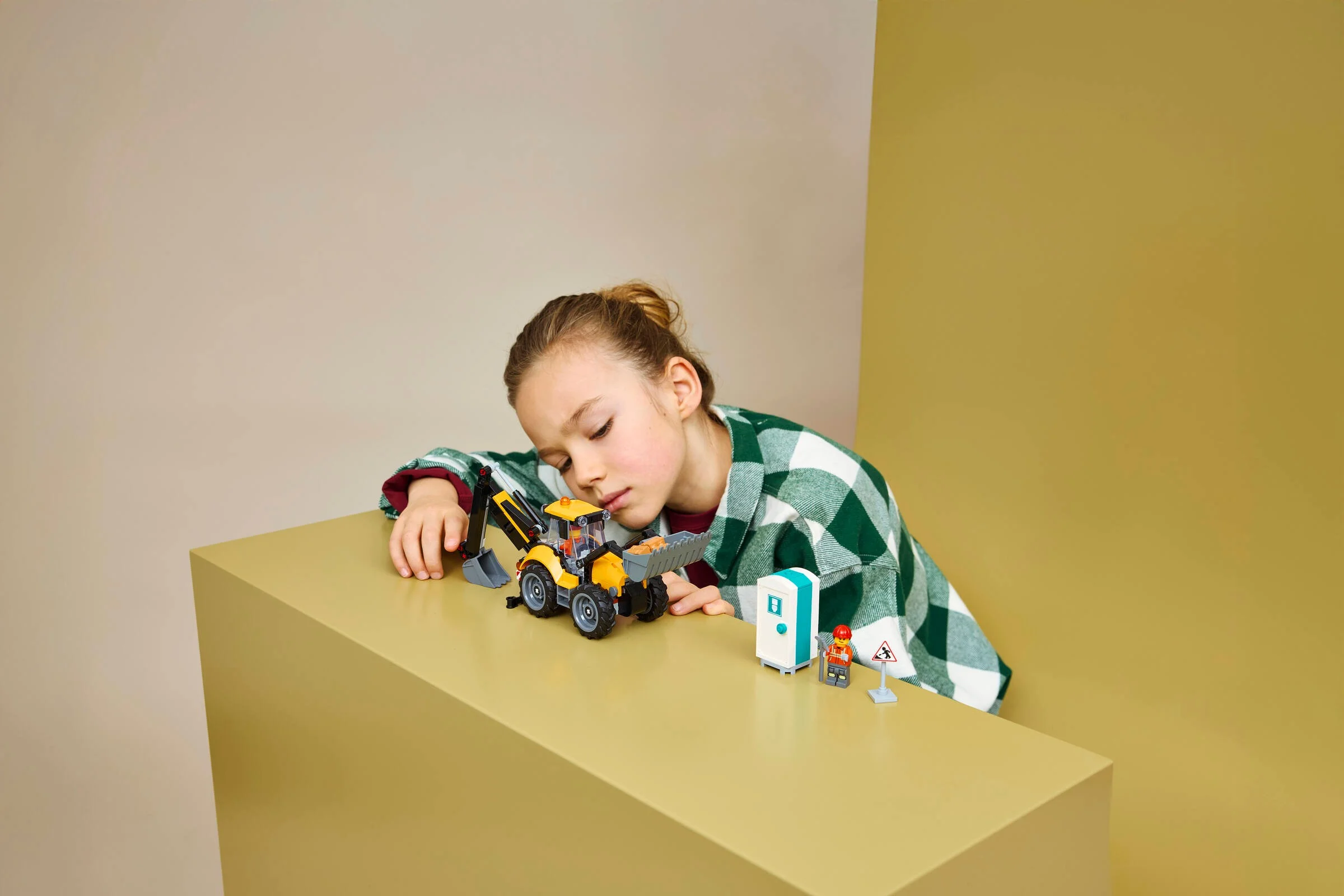 O fată se odihnește lângă încărcătorul LEGO, într-o scenă plină de imaginație și joacă creativă.
