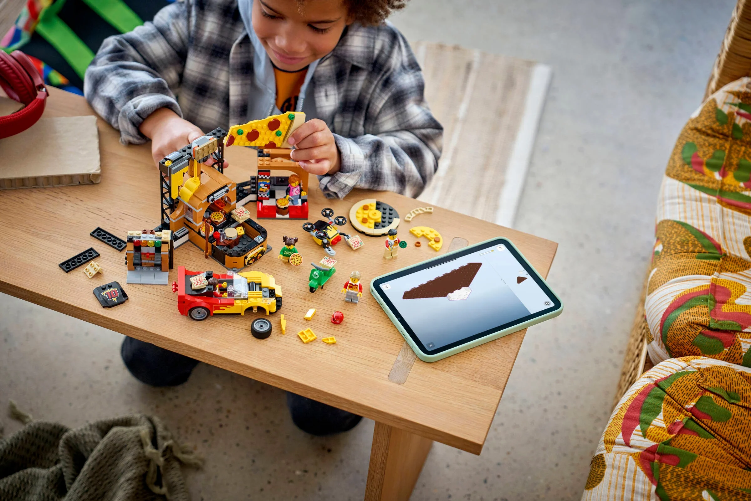 Copil construind setul LEGO Pizza Delivery Experience. Experiență distractivă cu pizza!