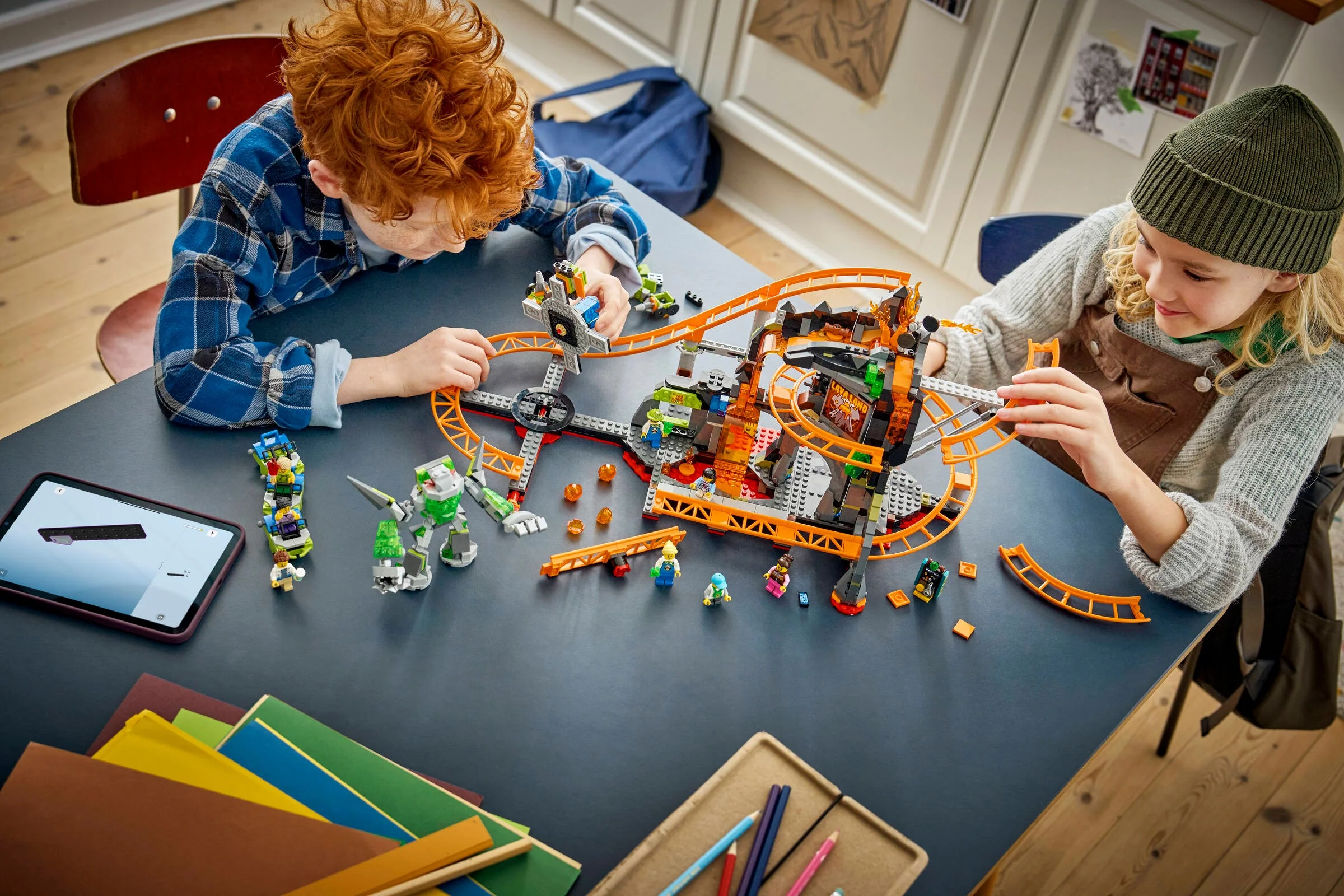 Copii construind setul LEGO 60501 
