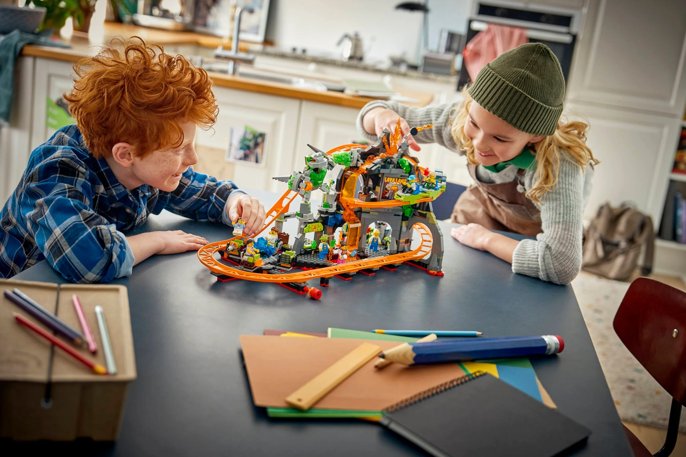 Copii se joacă cu setul LEGO 60501 Lava Land. Distracție garantată!