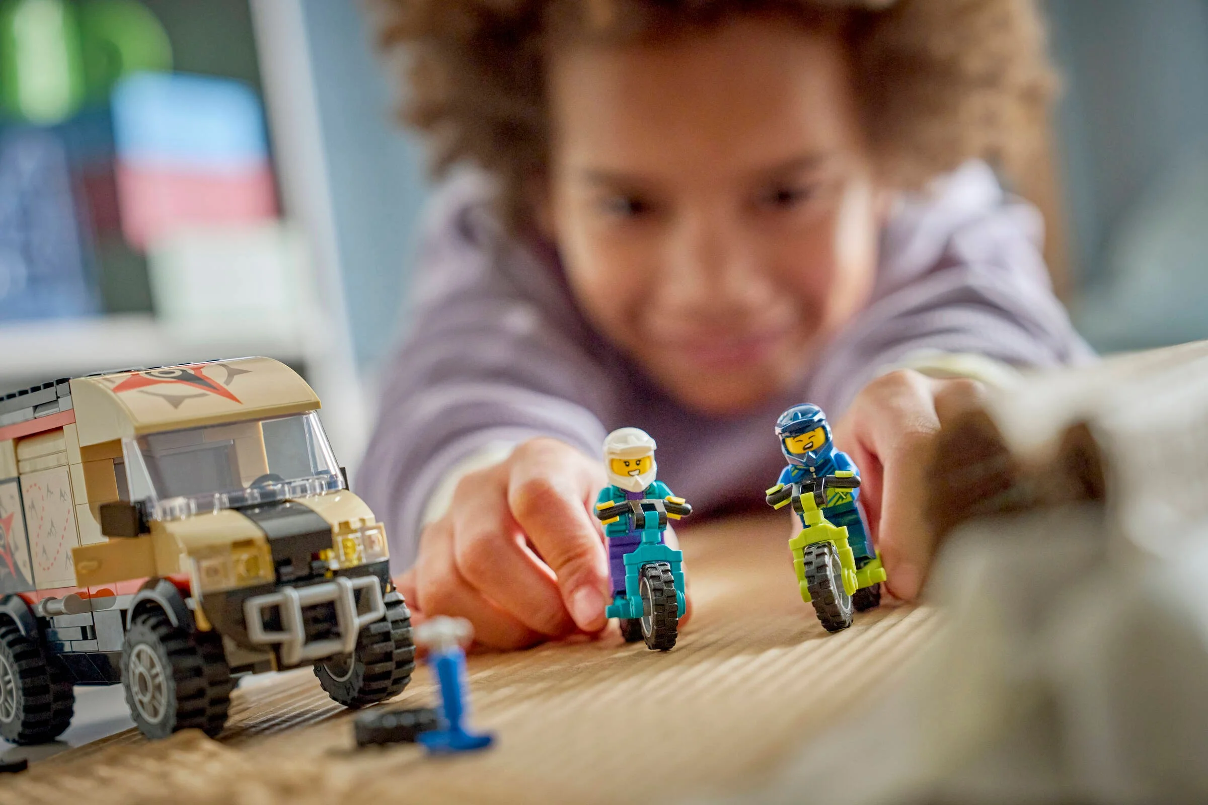Copil se joacă cu dubă și biciclete LEGO City. Aventură pe două roți!