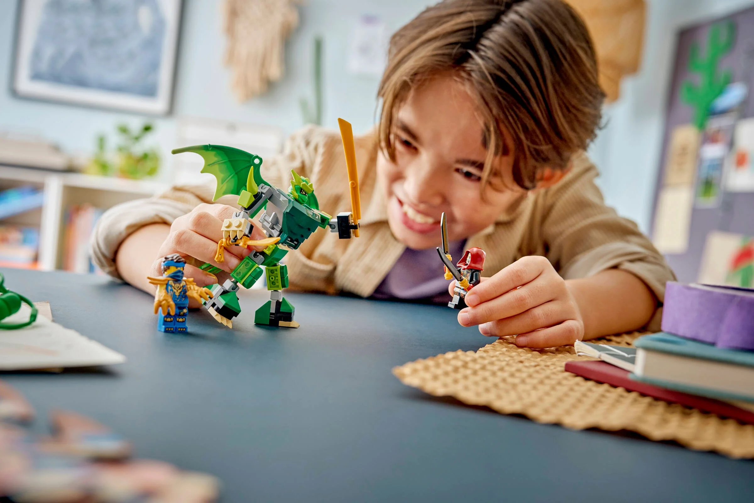 Copil se joacă cu setul LEGO Ninjago 71862, luptă cu dragoni și minifigurine.