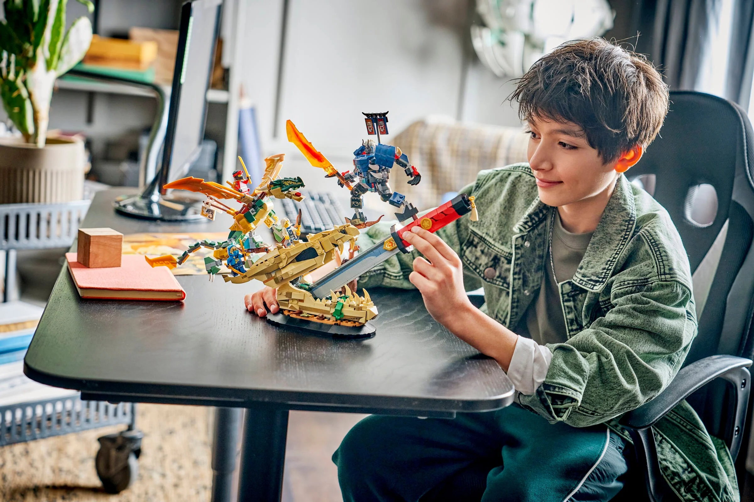 Copil se joacă cu setul LEGO Ninjago 71871, Bătălia de la Lama Dragonului.