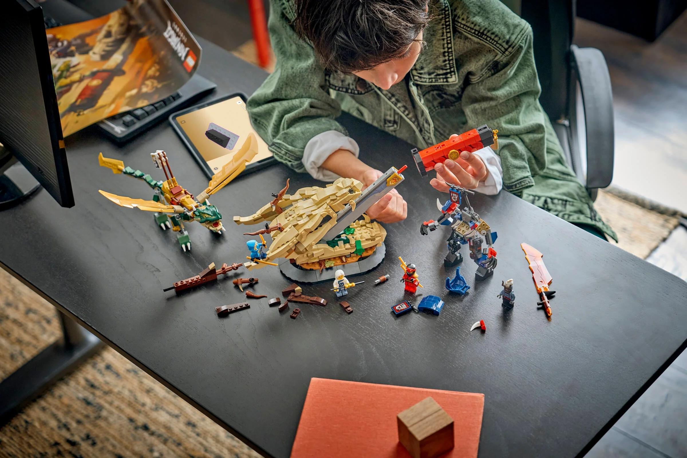 Copilul construiește setul LEGO Ninjago 71871, luptă la Dragon's Blade.