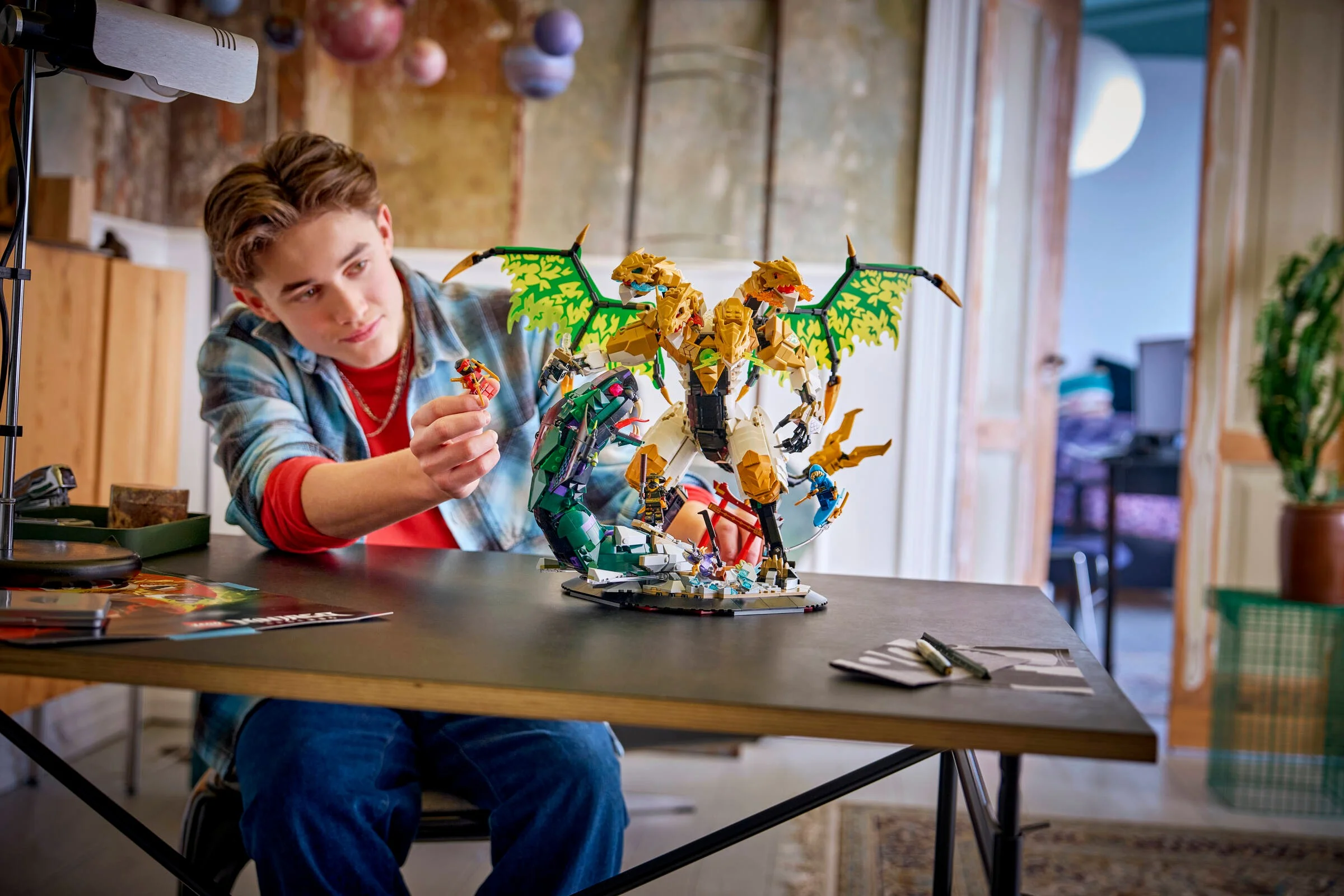Băiat interacționând cu setul LEGO Ninjago 71872 Ultra Dragon Battle. Prezentare.