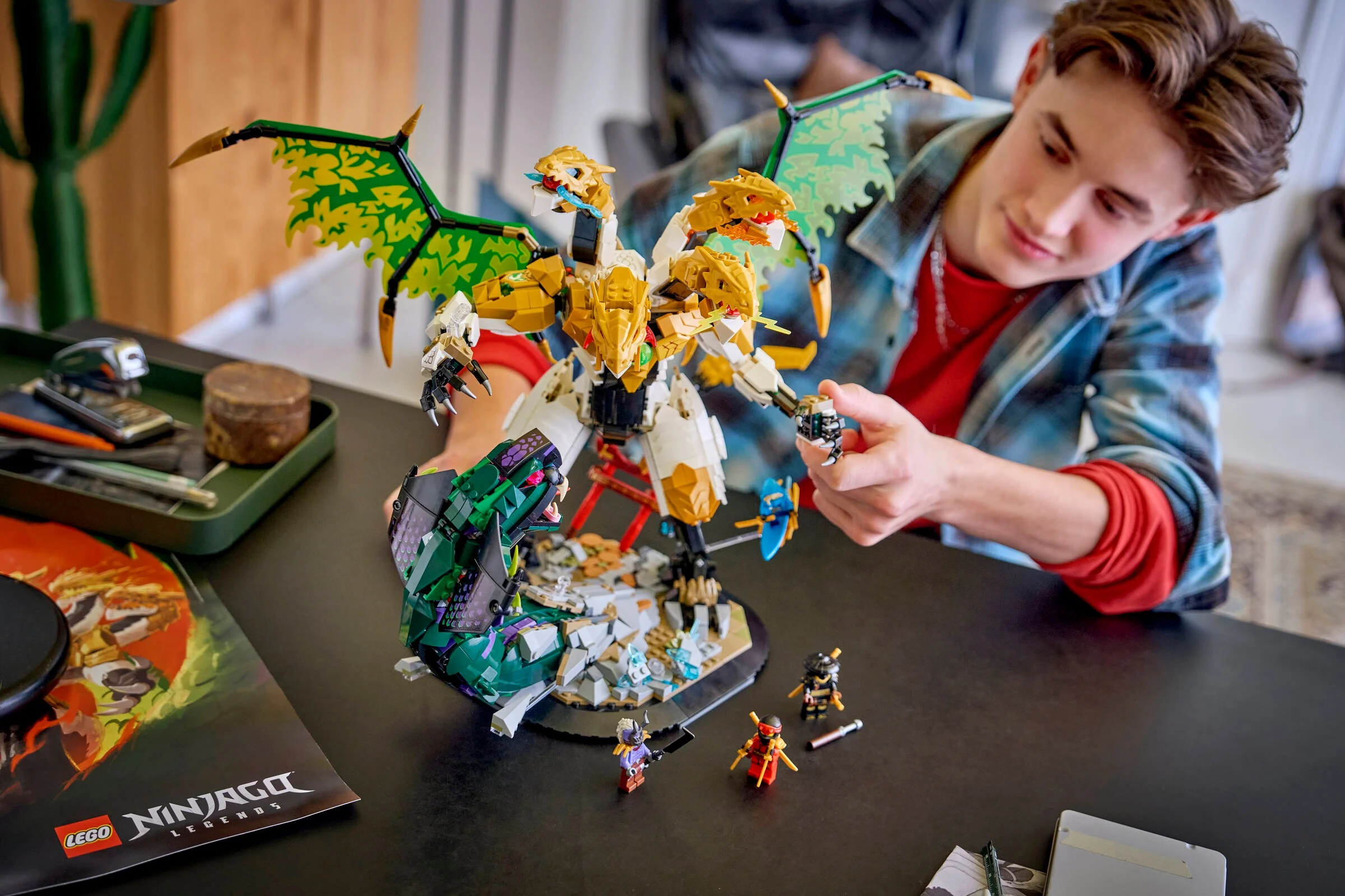 Bătălia dragonilor Ultra! Un băiat se joacă cu setul LEGO Ninjago 71872.