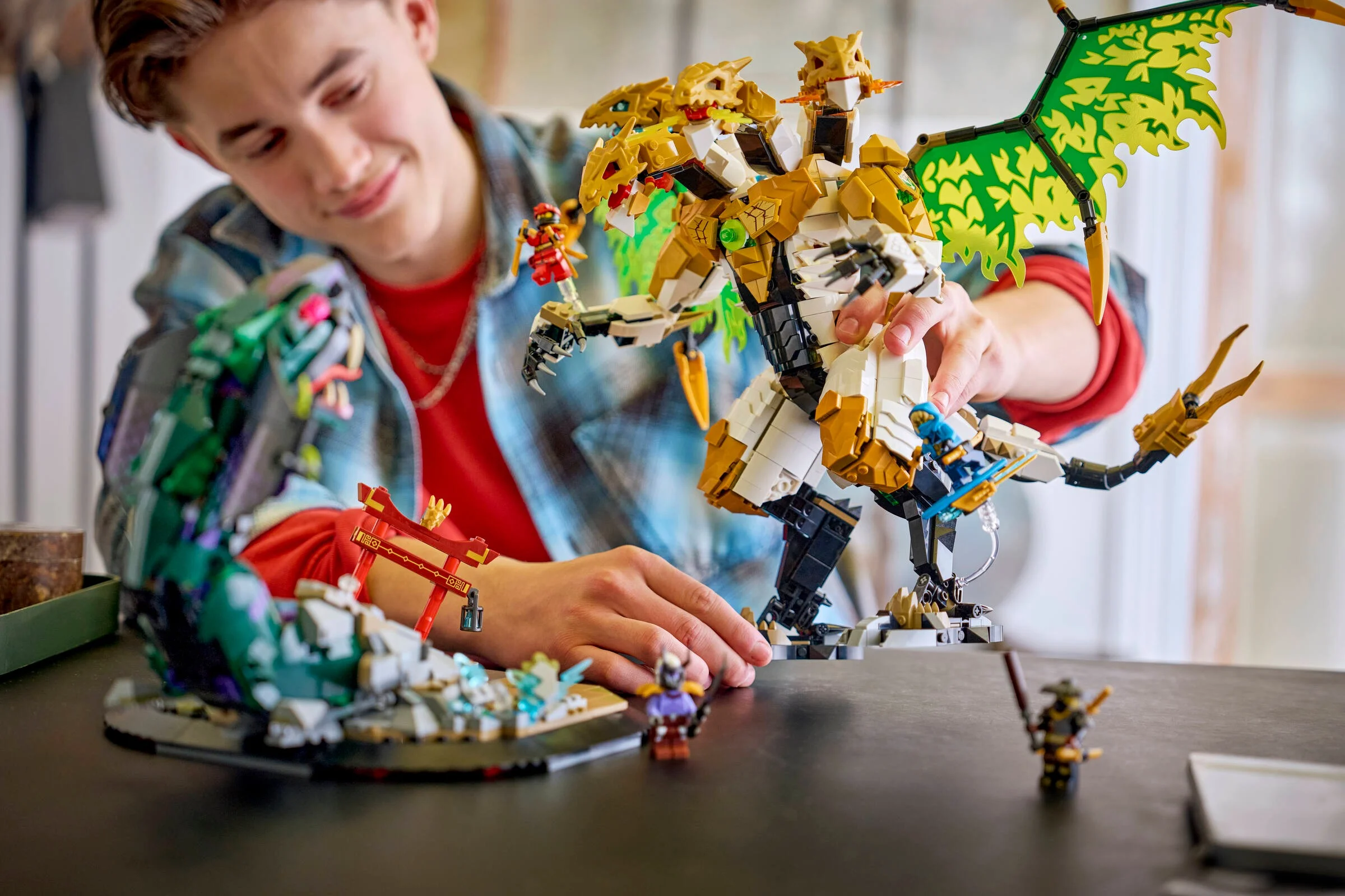 Imagine cu setul LEGO Ninjago 71872, Bătălia Dragonului Suprem, jucat de un tânăr. Detaliu dragon, minifigurine.