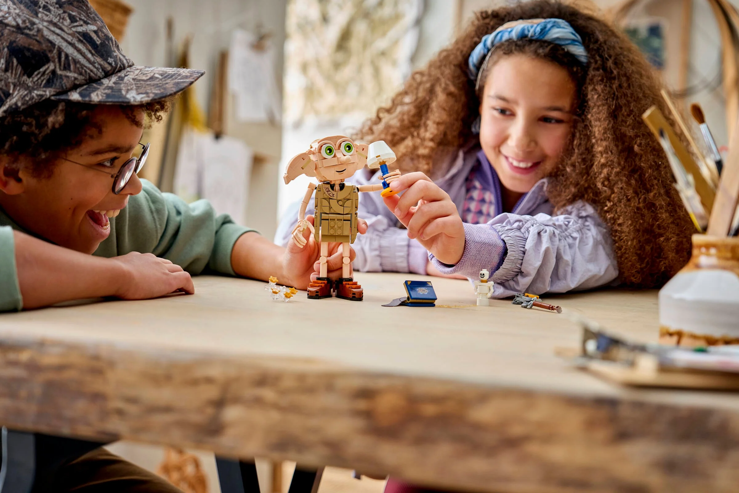 Copii construiesc și se joacă cu setul LEGO Dobby. Distracție și creativitate!