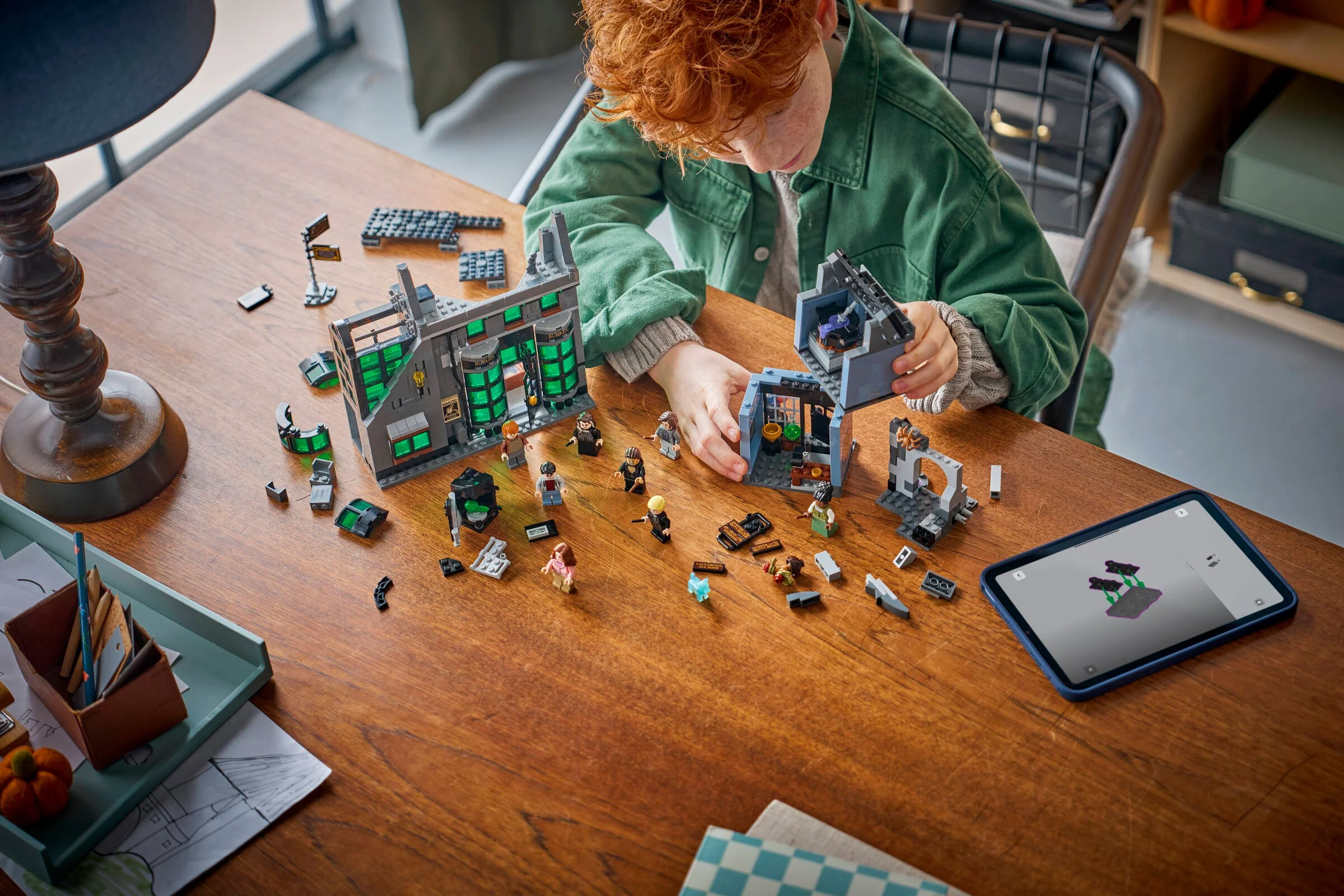 Copil construind setul LEGO Diagon Alley. Atmosferă creativă și distractivă.