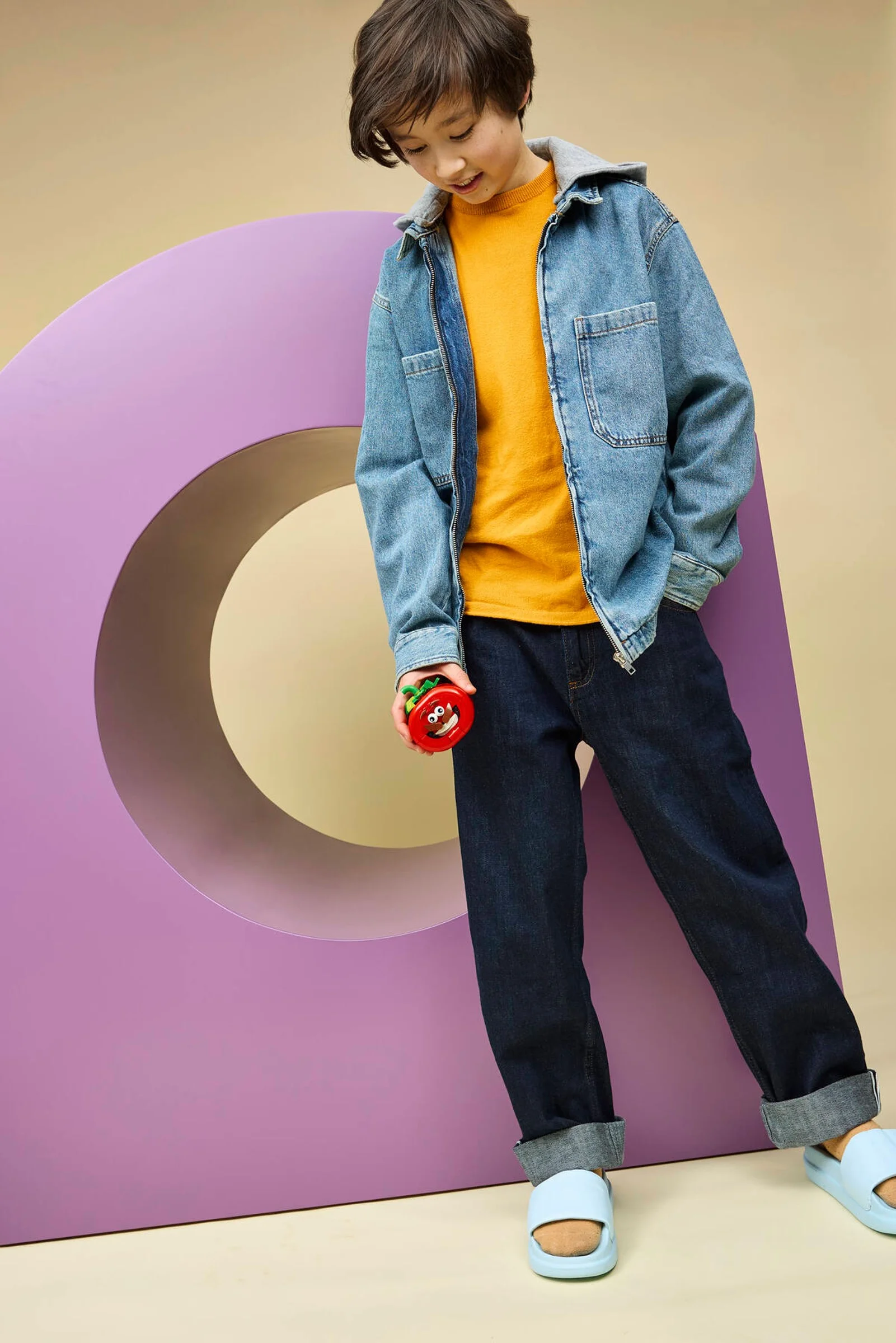 Băiat ține în mână un Tomatohead LEGO. Fotografie de stil de viață, casual.