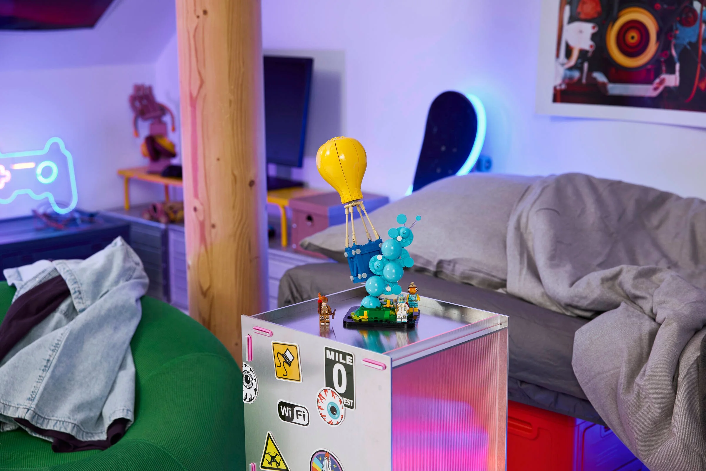 Setul LEGO Fortnite Supply Drop (77080) într-o cameră, prezentând minifigurinele și designul.