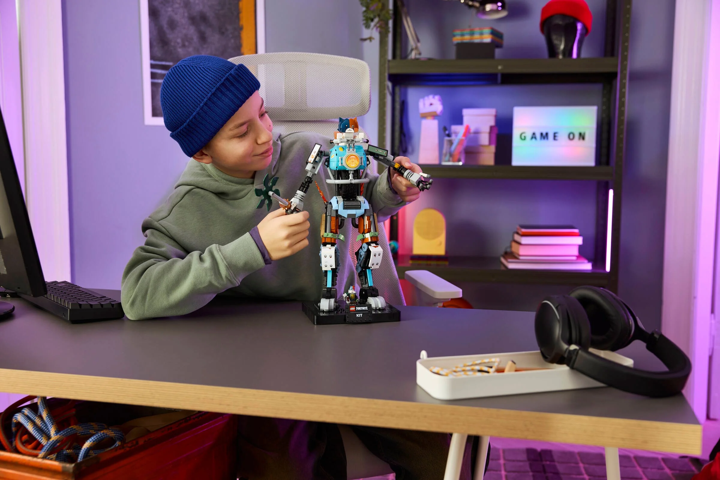 Băiat interacționând cu setul LEGO 77081 Kit. Imagine din categoria lifestyle.