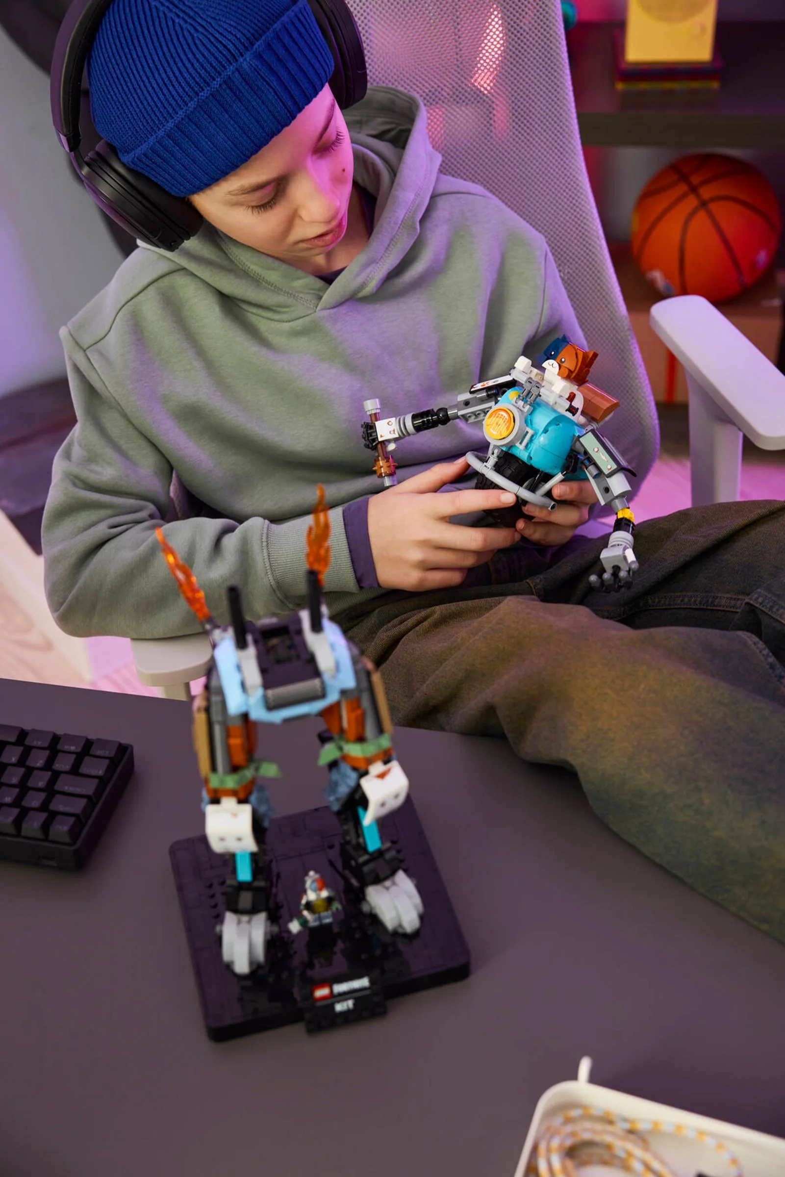 Băiat se joacă cu setul LEGO Fortnite 77081, asamblând un personaj. Joacă-te creativ!