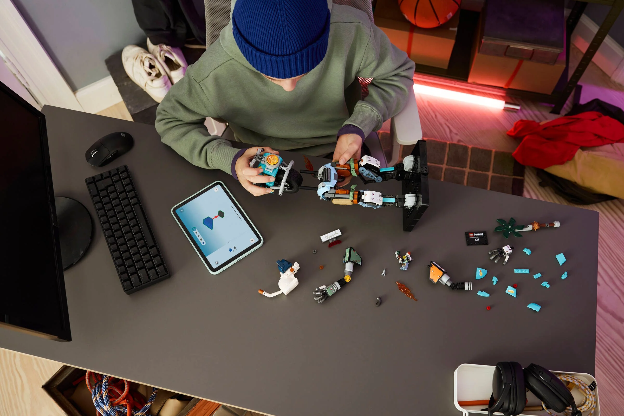 Imagine cu un copil construind setul LEGO Fortnite 77081. O activitate creativă și distractivă.