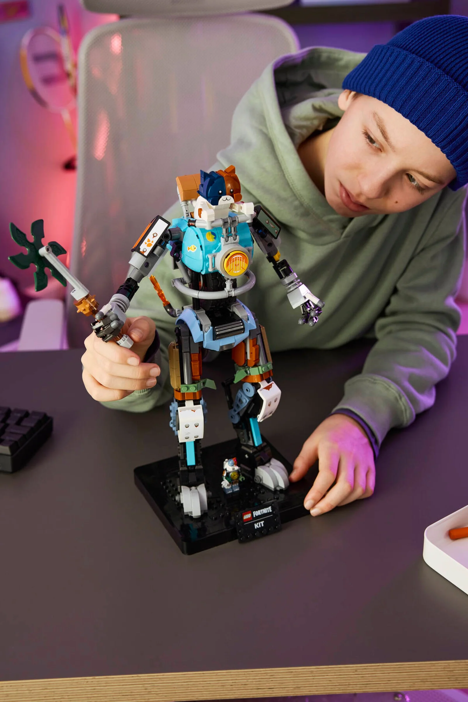 Copil interacționând cu setul LEGO Fortnite 77081 KIT. Vedere apropiată a modelului construit.