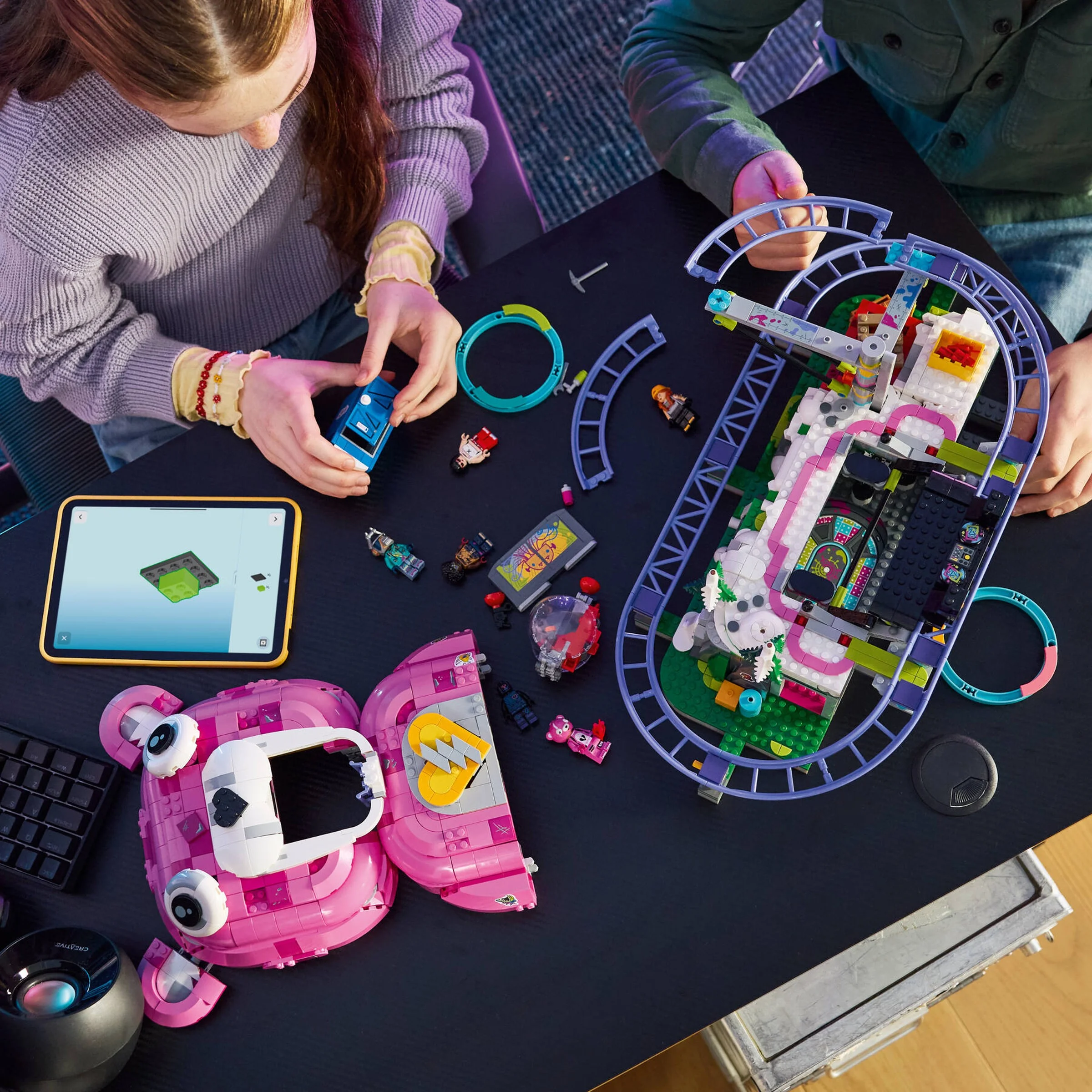 Copii construind setul LEGO 77082, „Peștera Rave”.