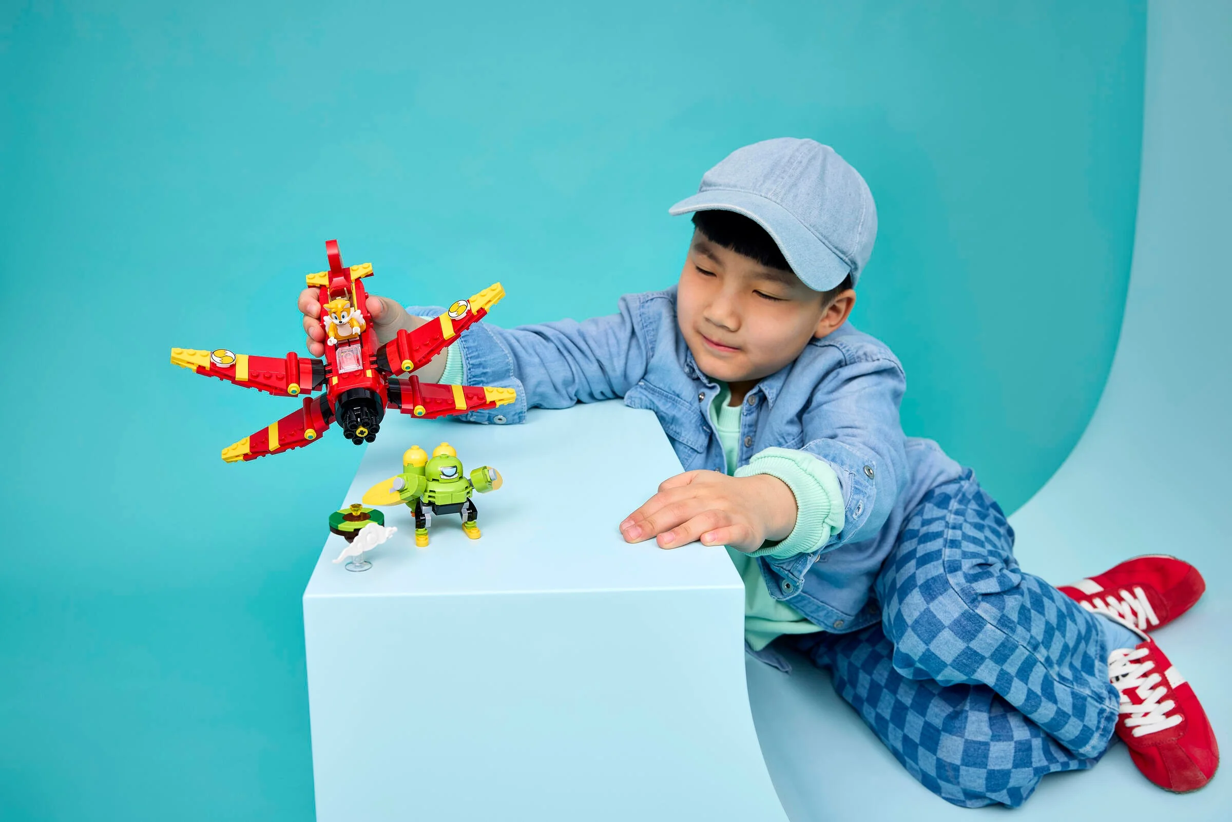 Băiat se joacă cu Tornado-1 și Badnik Buzz Bomber LEGO. Distracție cu Tails și aventuri Sonic.