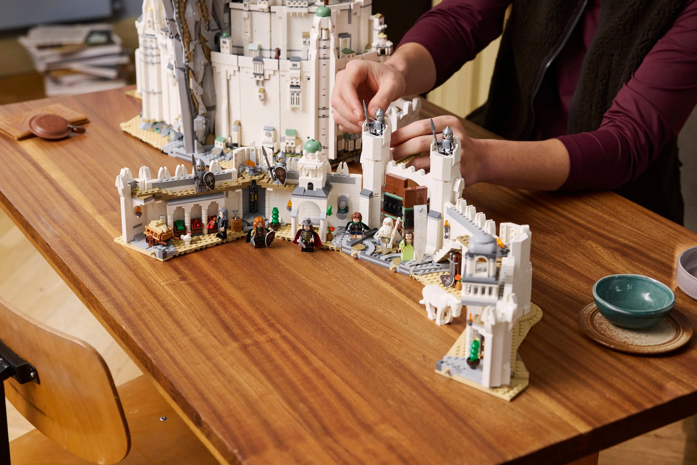 Construind Minas Tirith. Detaliu cu minifigurine și elemente ale construcției.