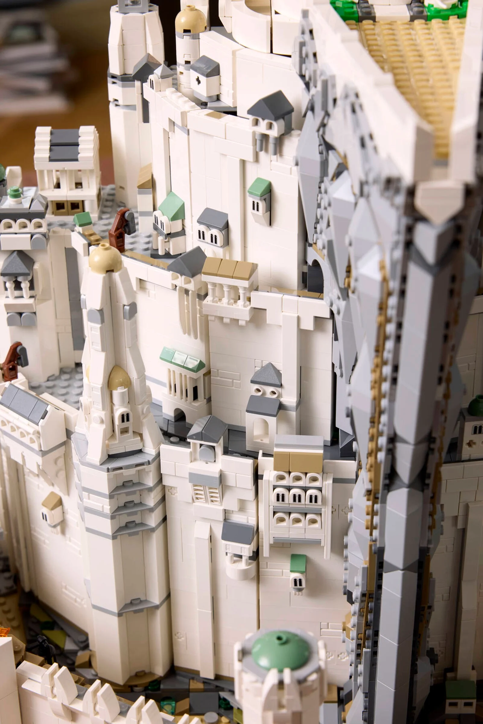 Detalii ale construcției LEGO Minas Tirith, cu arhitectura complexă și detaliile minunate.