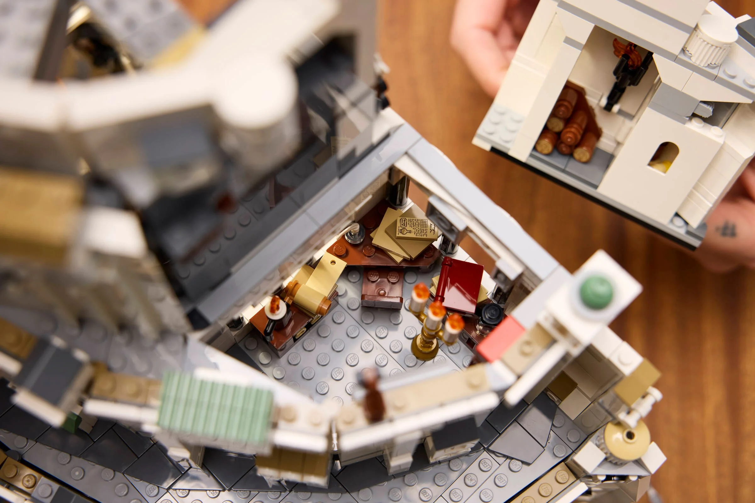 Interior detaliat al Minas Tirith LEGO, cu mobilier și elemente distinctive.
