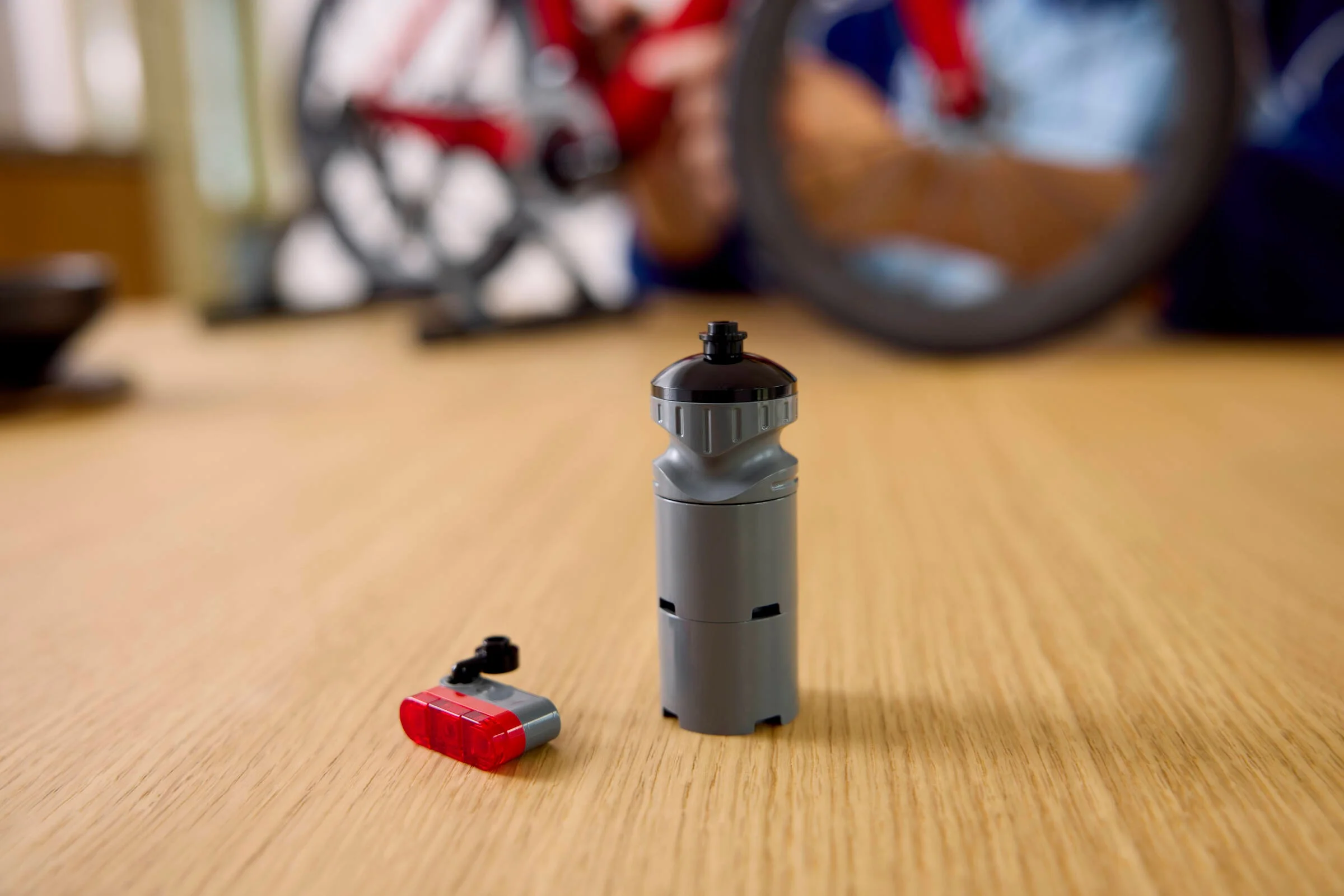 O imagine cu detaliile sticlei de apă și stopului pentru bicicleta LEGO.