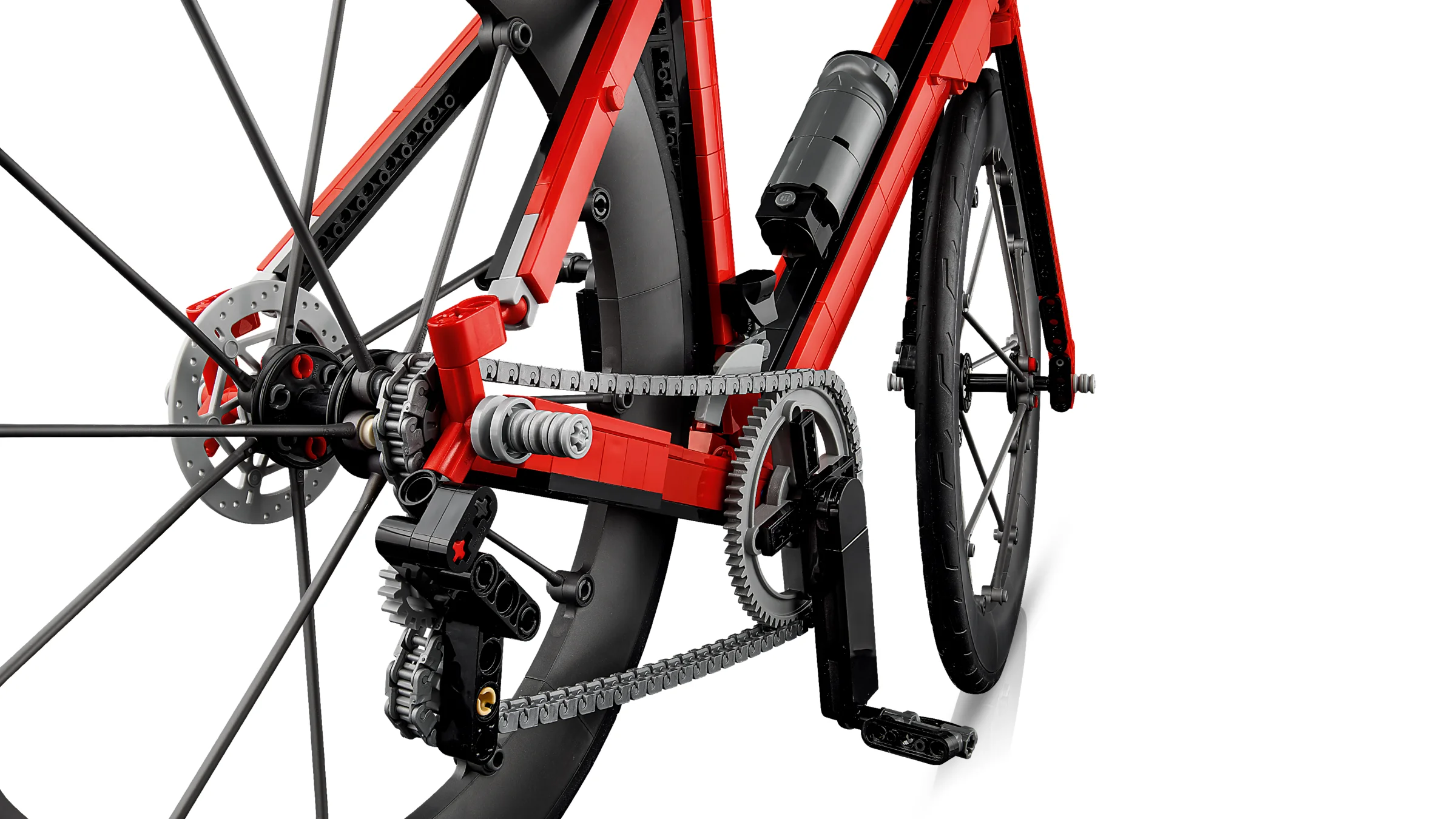 Detaliu prim-plan al angrenajelor și lanțului bicicletei, arătând complexitatea construcției LEGO.