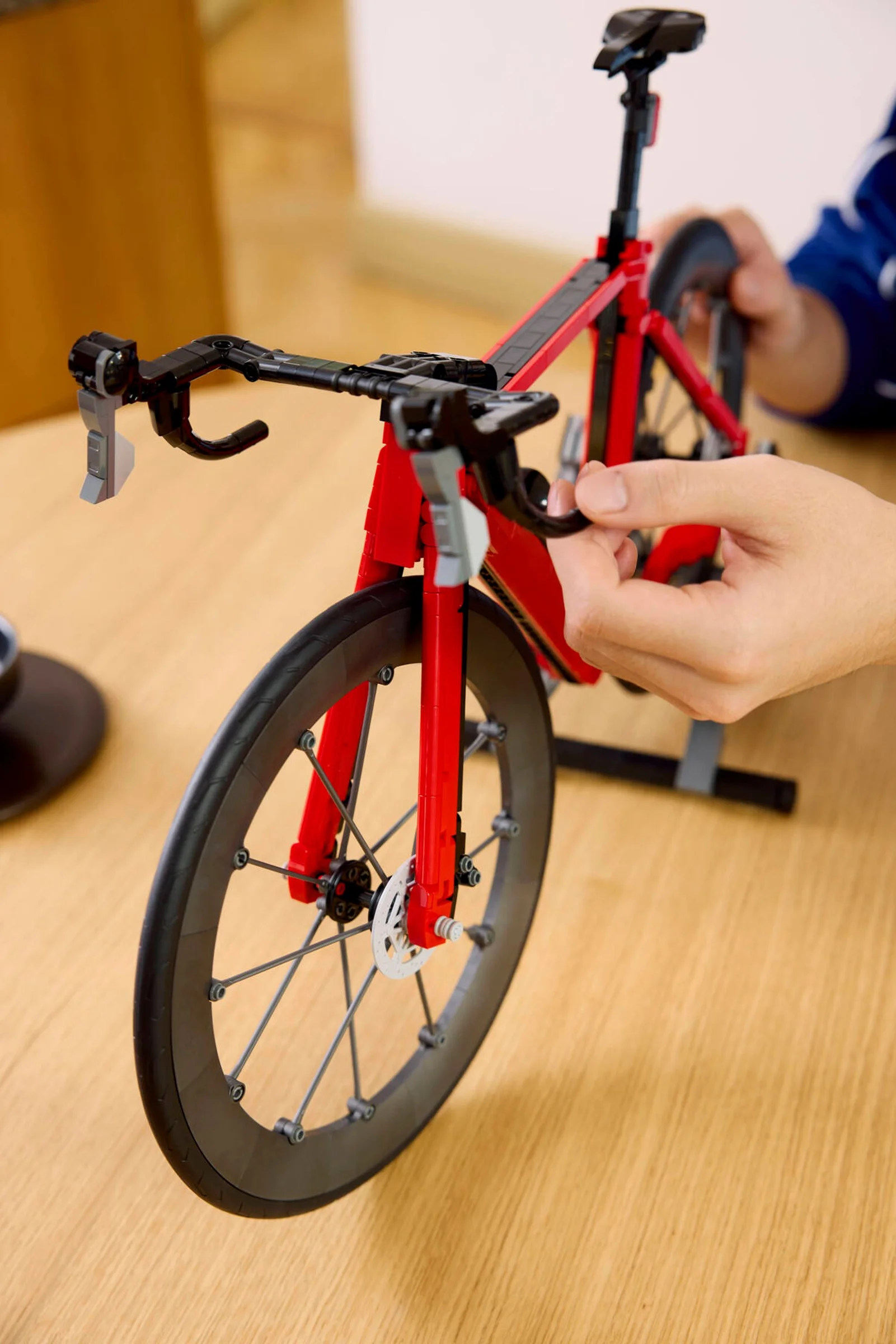 Prim-plan al modelului LEGO 11380 bicicletă de curse, ce prezintă detaliile de construcție.