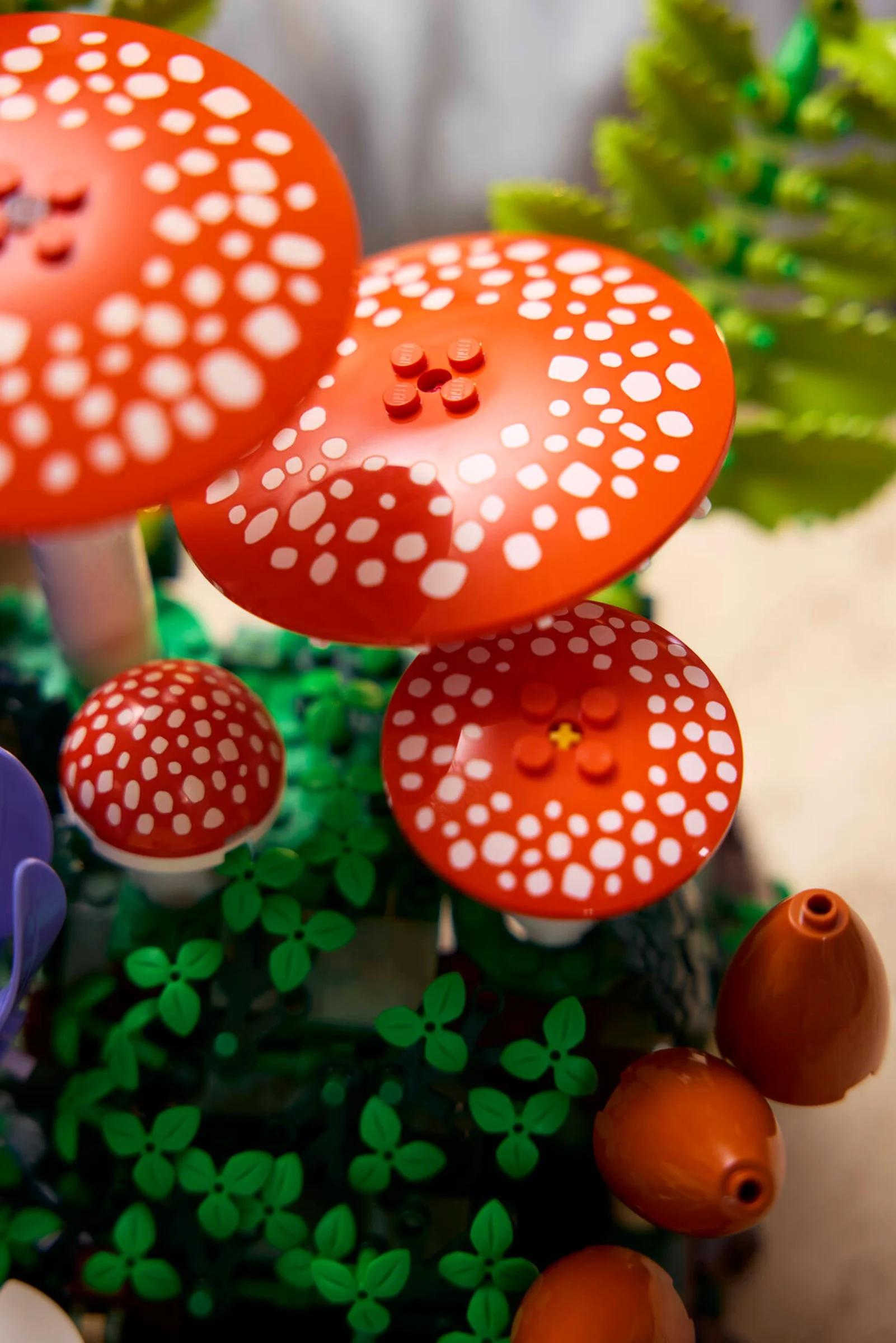Prim-plan cu ciuperci LEGO roșii cu puncte albe, parte din setul Woodland Mushrooms 11505.
