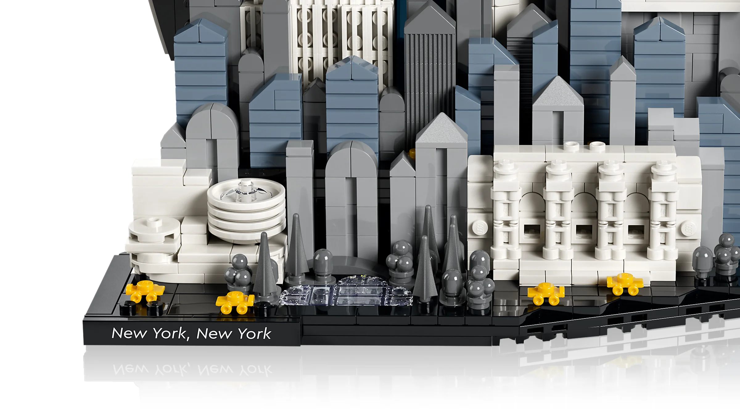 O perspectivă detaliată a modelului LEGO New York City, arătând elemente arhitecturale.
