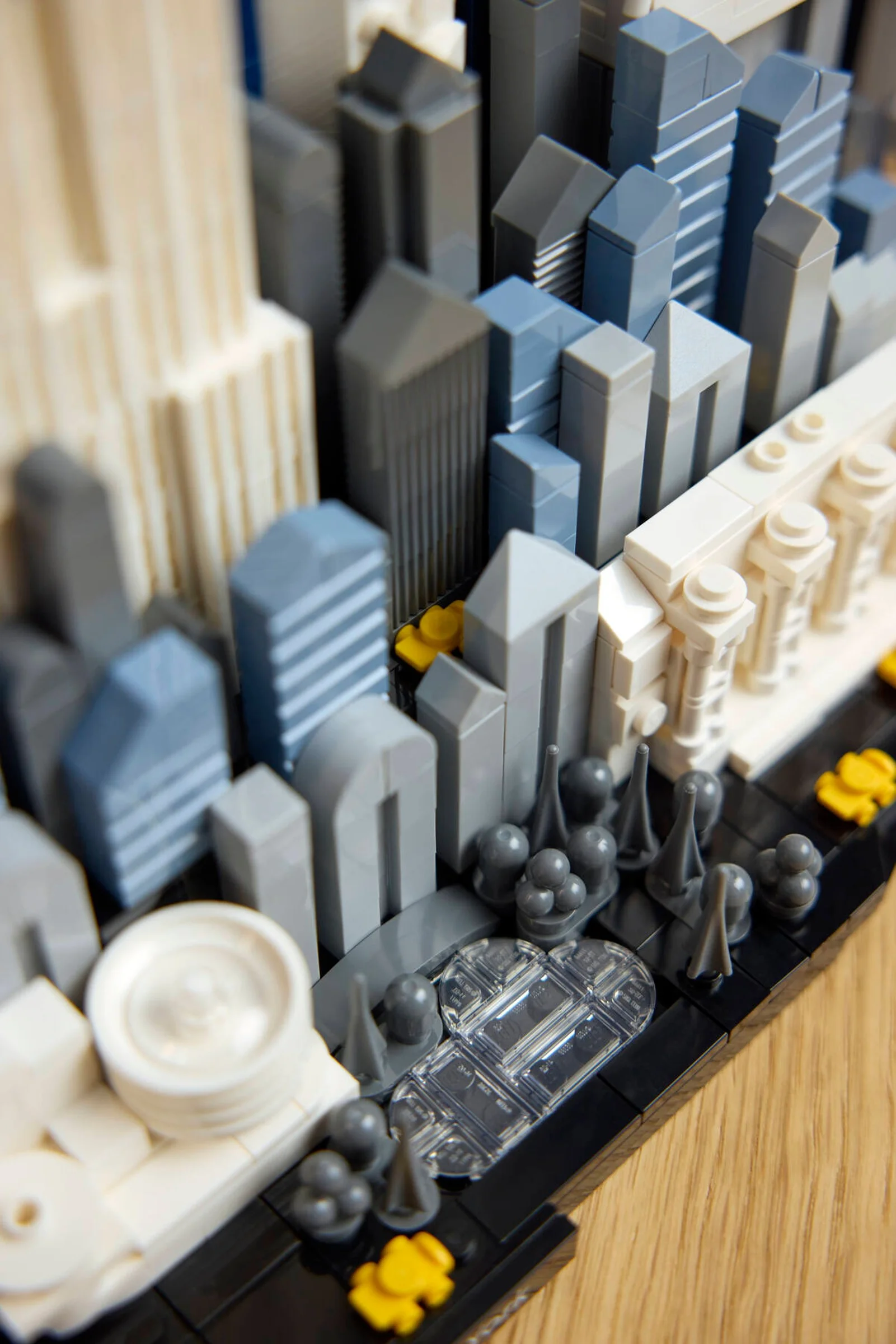Prim-plan detaliat al modelului LEGO New York, cu Empire State Building și alte repere.