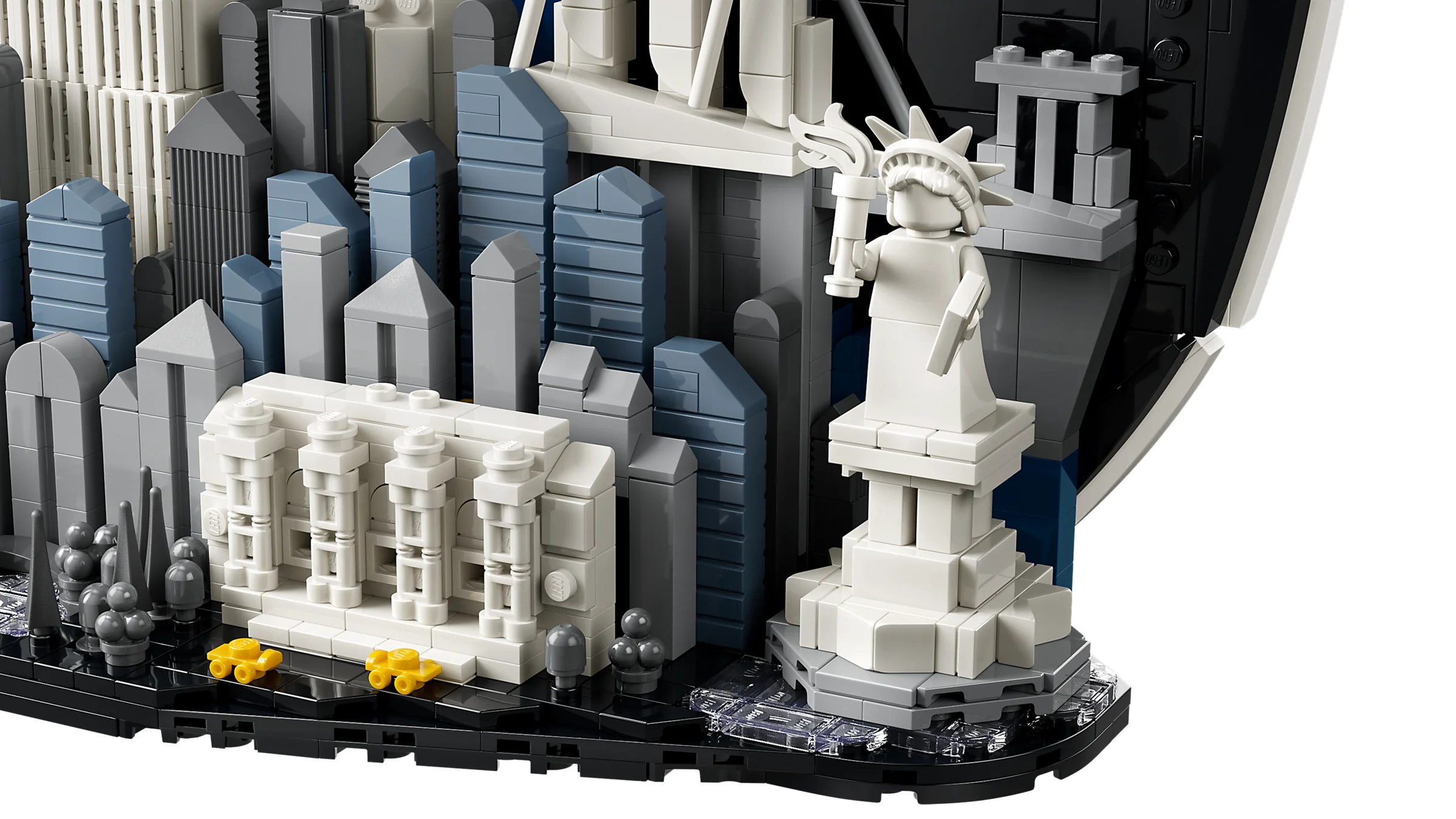 Prim plan cu detaliile setului LEGO New York: zgârie-nori, Statuia Libertății și alte atracții.