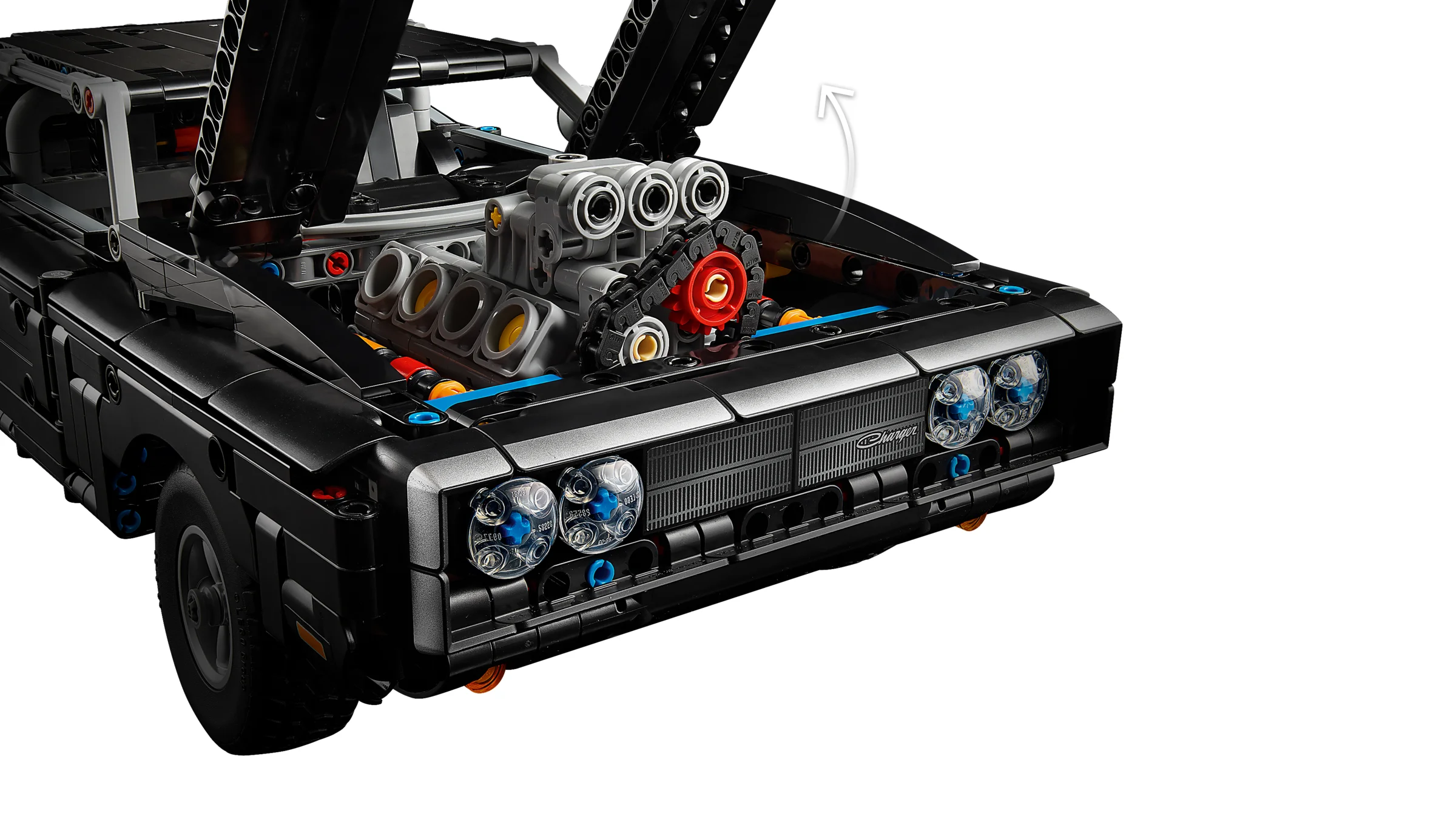 Detalii ale motorului Dodge Charger R/T LEGO Technic, cu capota ridicată, arătând complexitatea construcției.