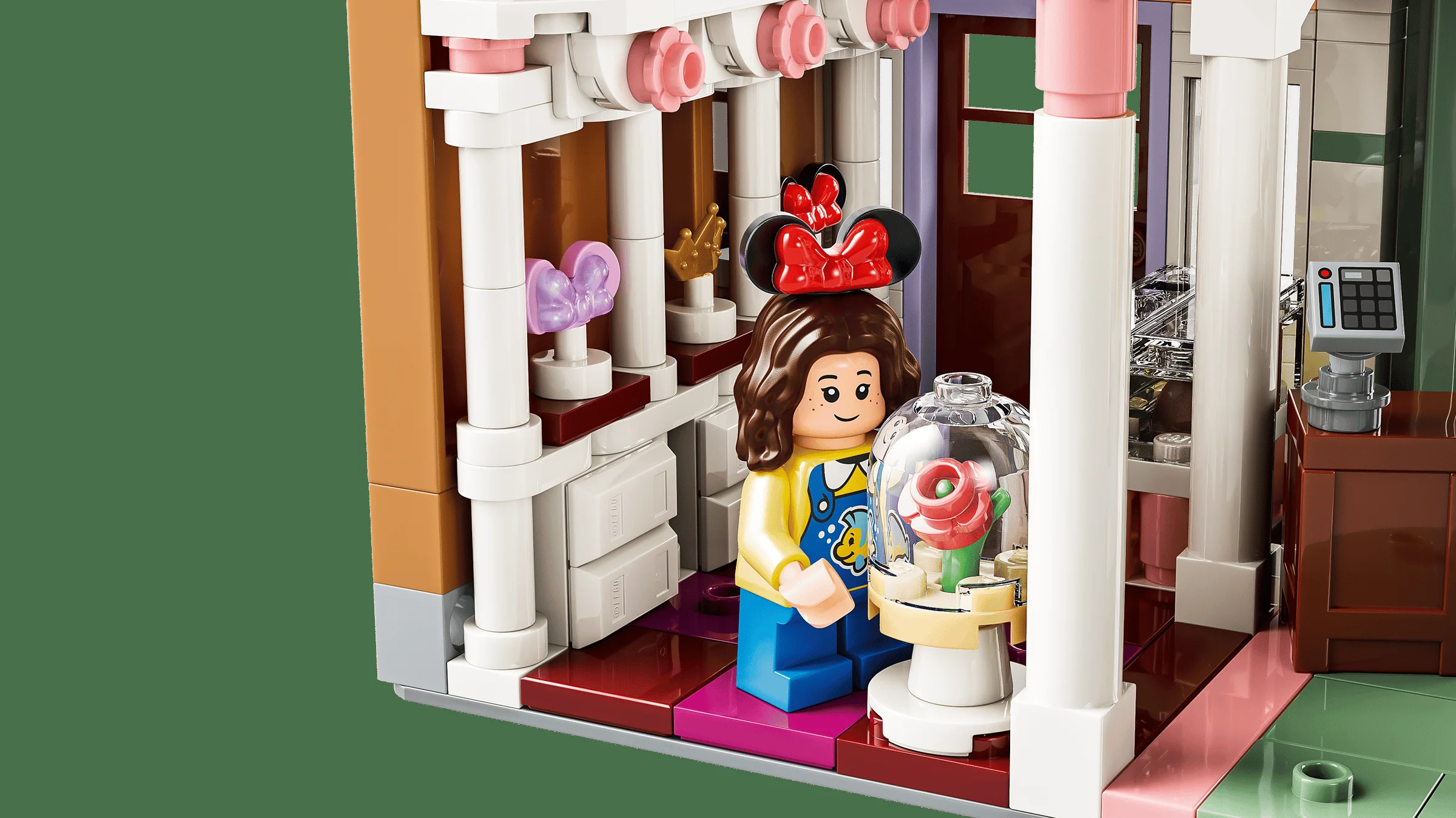 Prim-plan cu minifigurina LEGO, trandafirul sub cupolă și detaliile magazinului. 