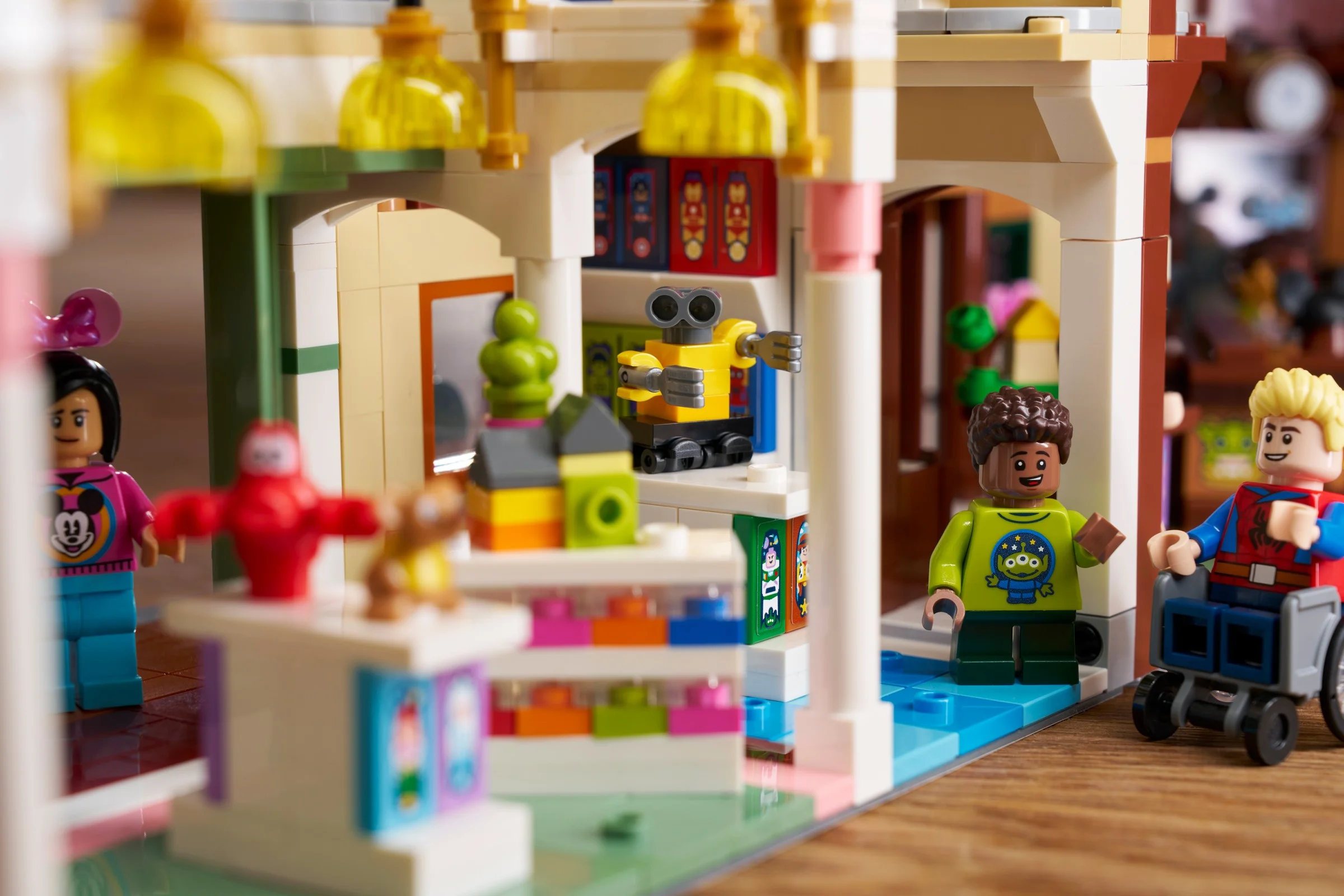 Prim-plan al setului LEGO Main Street, U.S.A., cu minifigurine și detalii ale magazinelor.