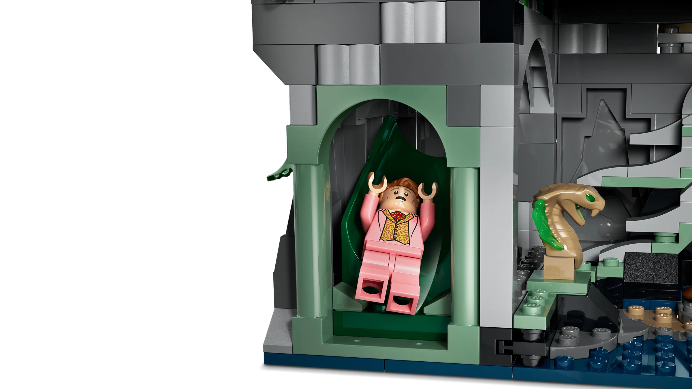 Detaliu al setului Hogwarts Castle: Aripa de est, cu minifigurina blocată într-o plantă.