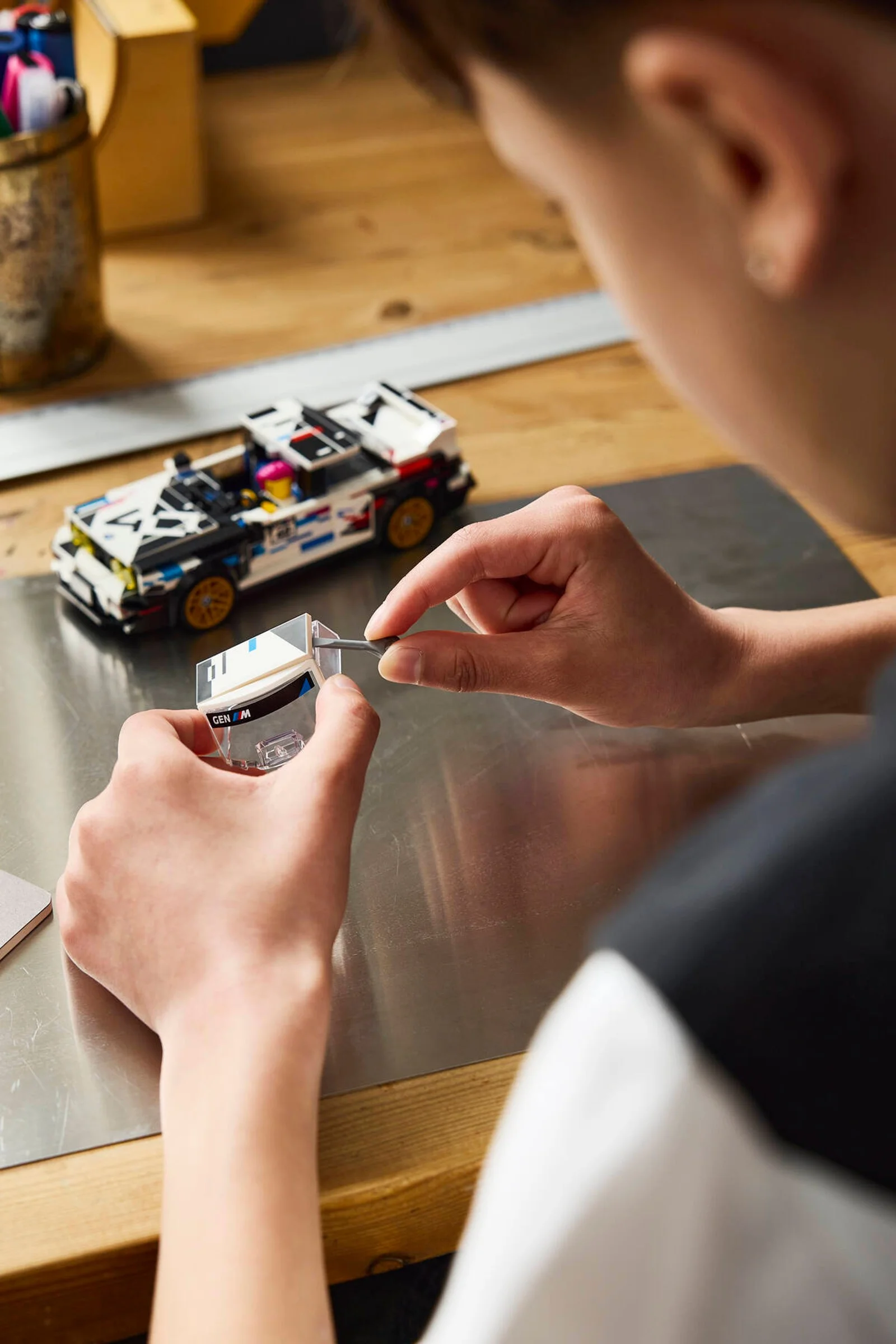 Construirea detaliată a BMW-ului M3 (E30) LEGO, atenție la detalii.