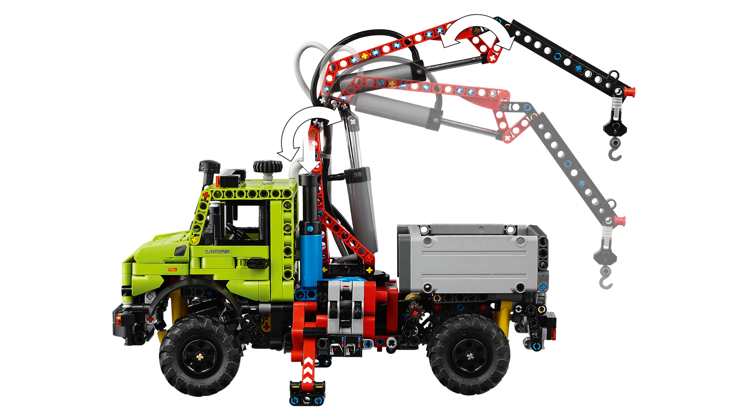 Imagine cu modelul LEGO Technic Unimog U 5023, demonstrând funcția de ridicare a macaralei.