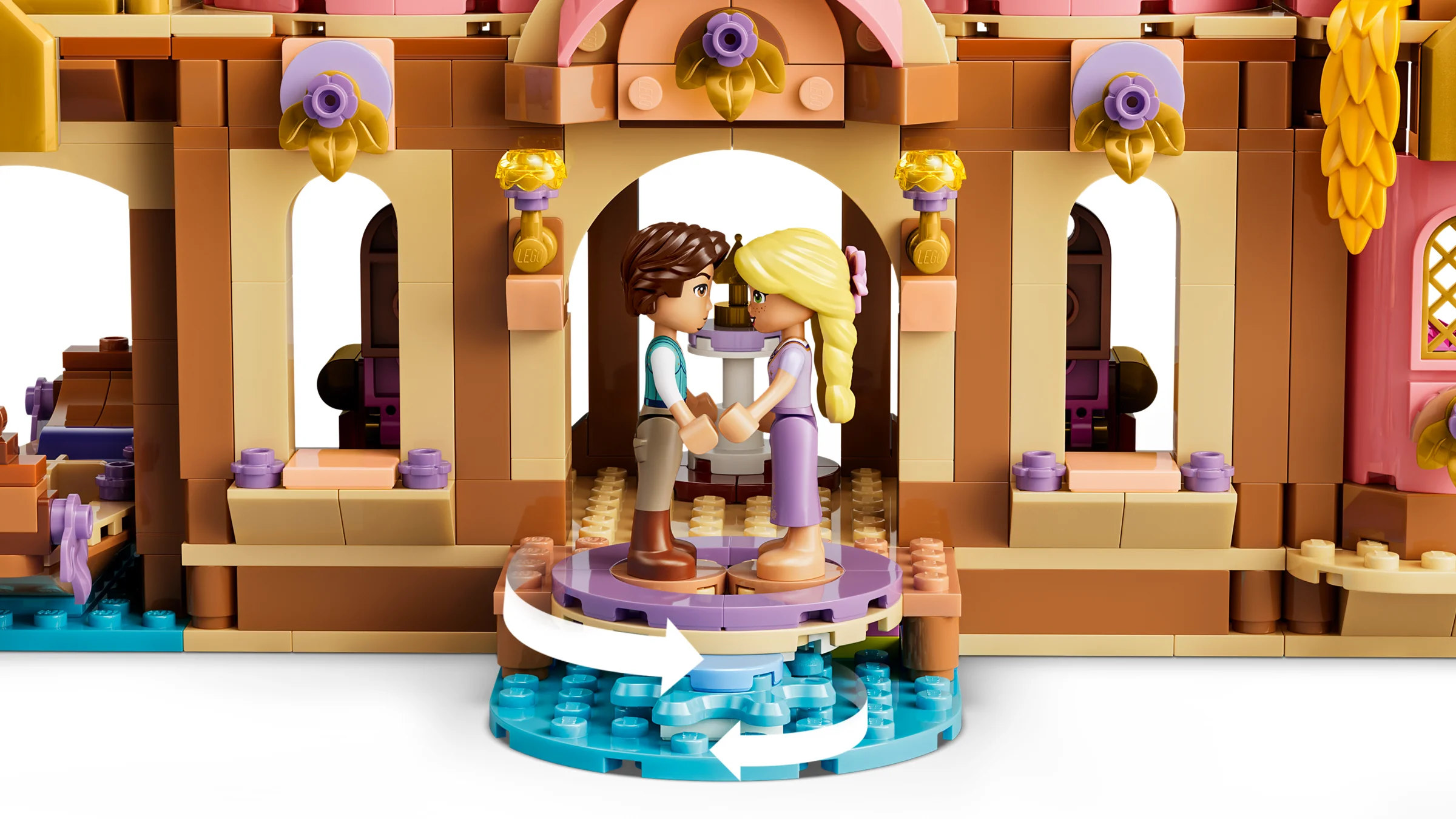 Rapunzel și Flynn pe platforma rotativă din castel. Un moment magic prins în cărămizi LEGO.