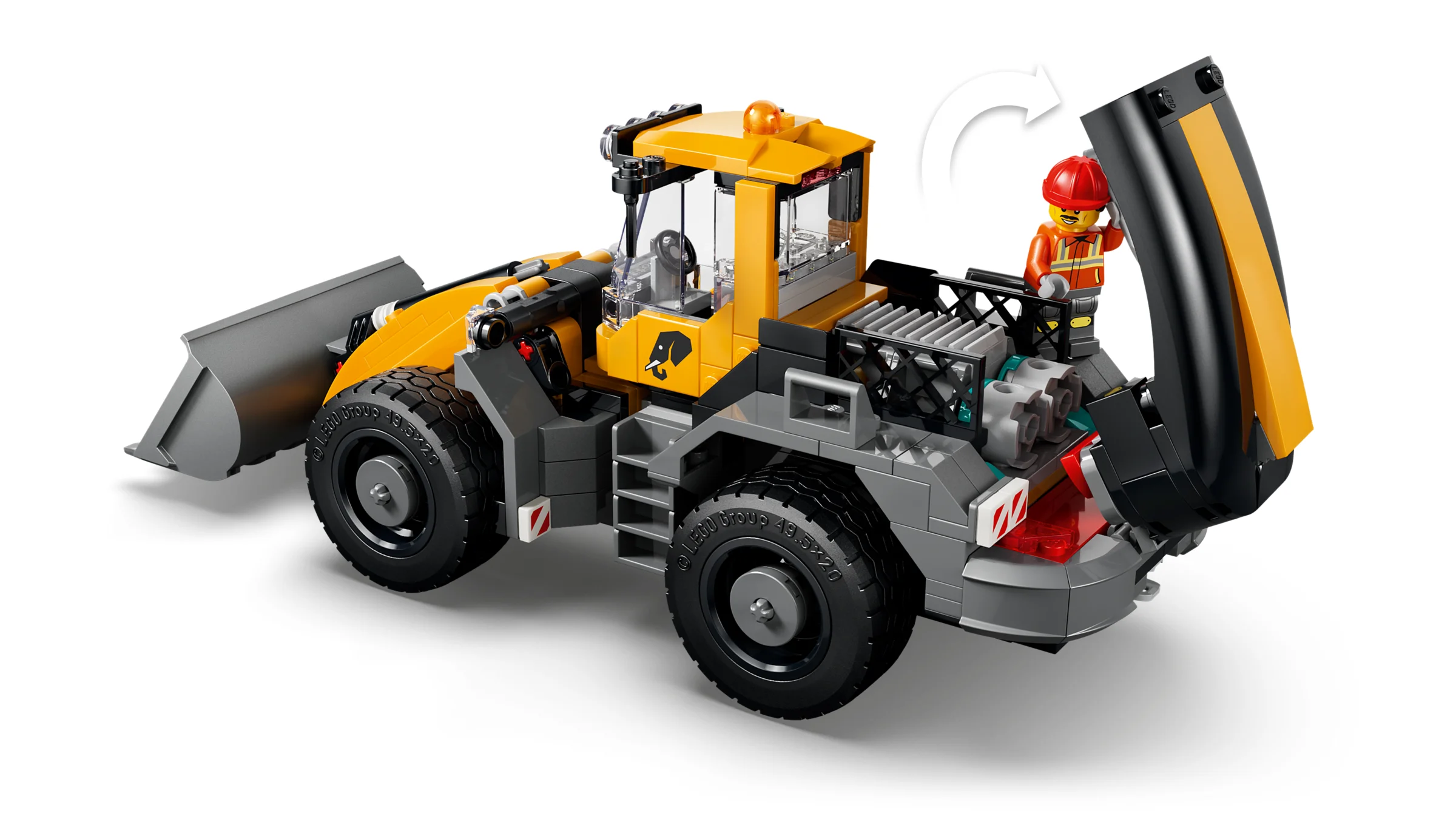 Excavatorul frontal LEGO 60494 prezintă capota ridicată, dezvăluind detalii ale motorului.