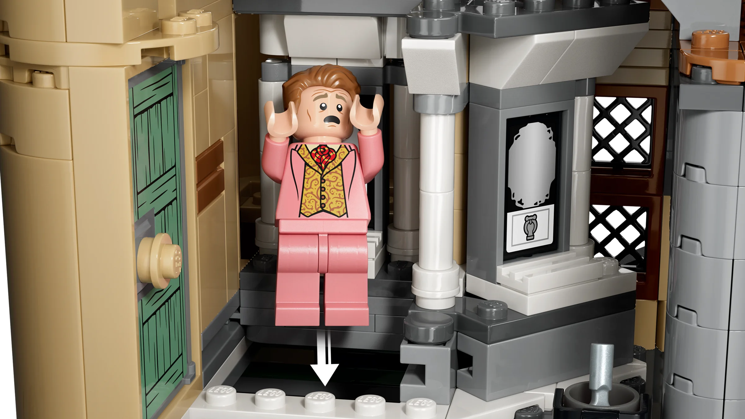 Minifigurina lui Lockhart este aruncată de forța magică în Hogwarts Castle. Detaliu captivant al setului.