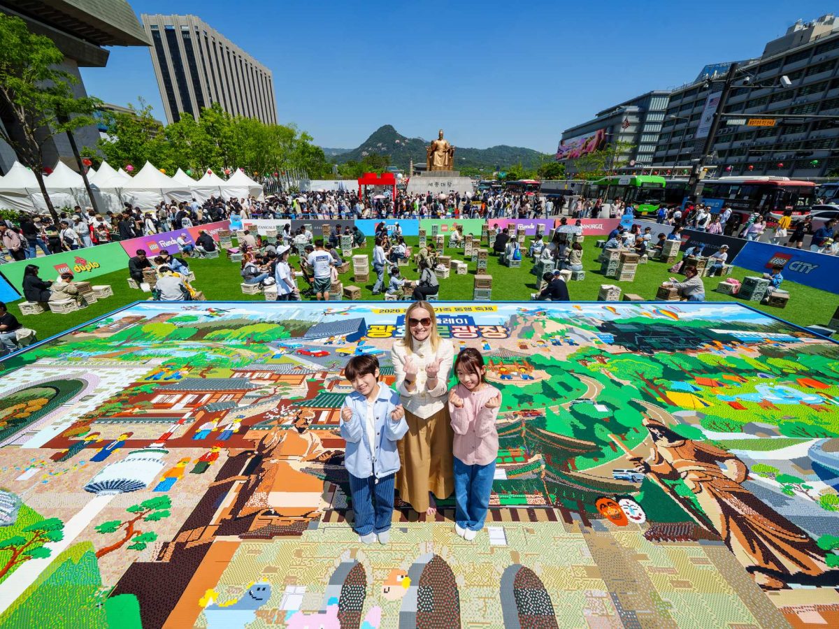 LEGO transformă Seulul într-un univers al jocului: 6 milioane de piese în Piața Gwanghwamun pentru debutul World Play Day 2026